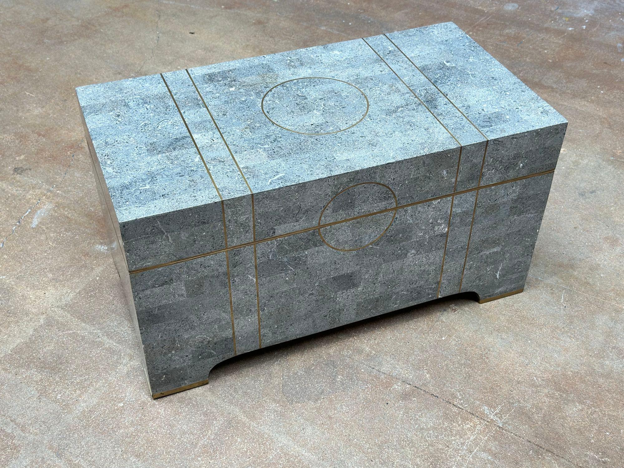 Filippino Baule in pietra tessellata di Maitland Smith con intarsi in ottone, 1980 in vendita