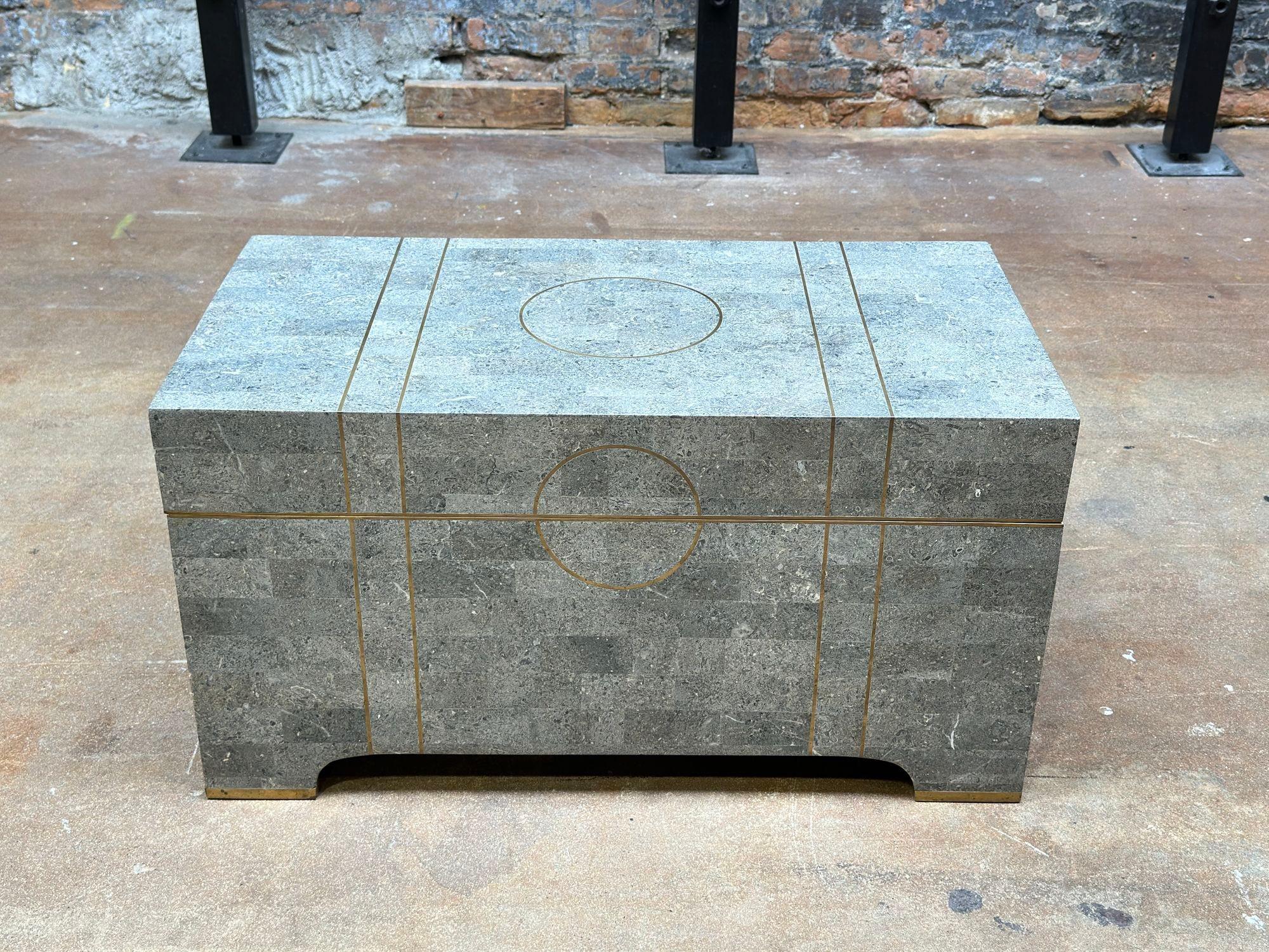 Baule in pietra tessellata di Maitland Smith con intarsi in ottone, 1980 In condizioni buone in vendita a Chicago, IL