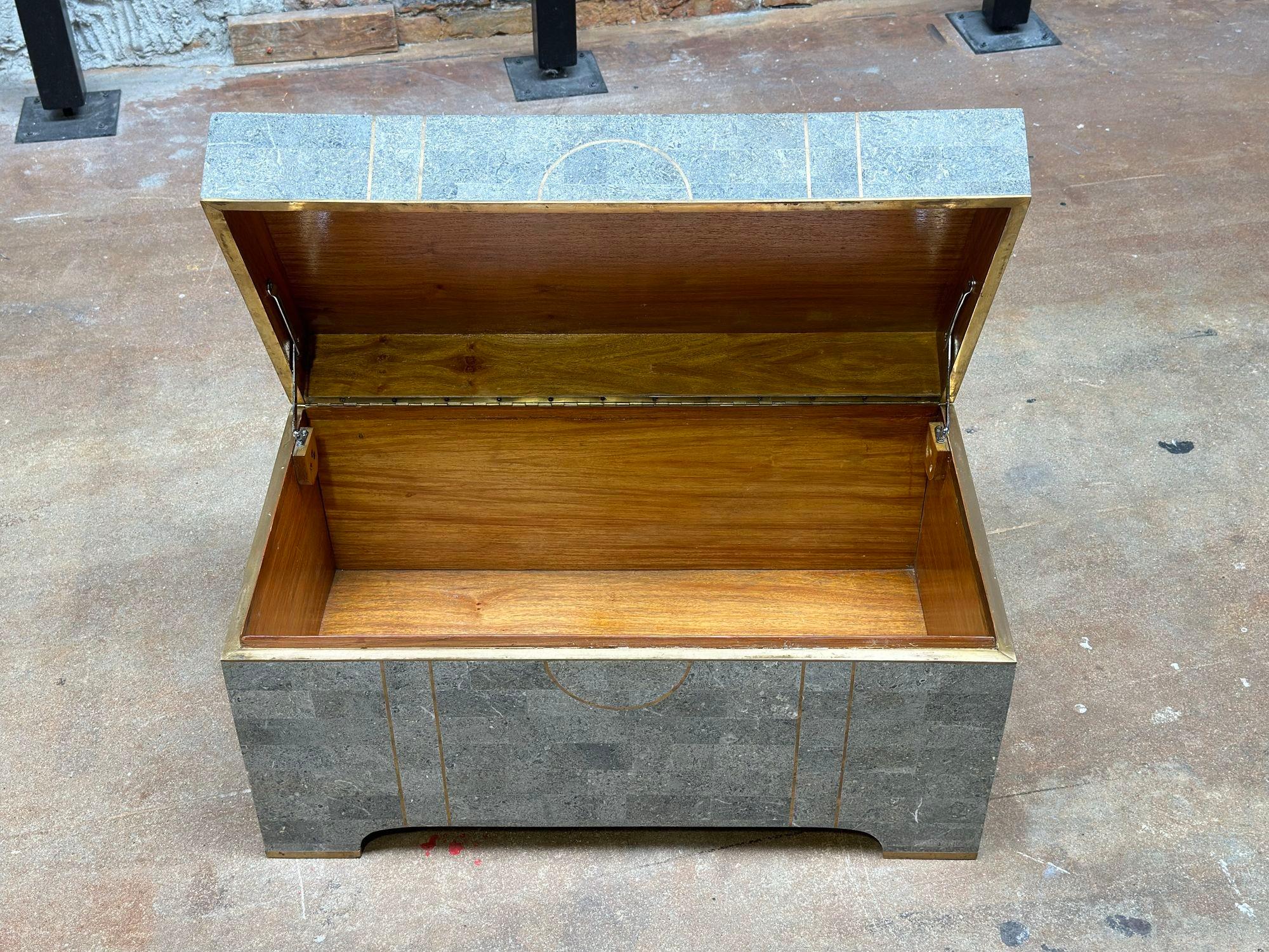 Fine XX secolo Baule in pietra tessellata di Maitland Smith con intarsi in ottone, 1980 in vendita