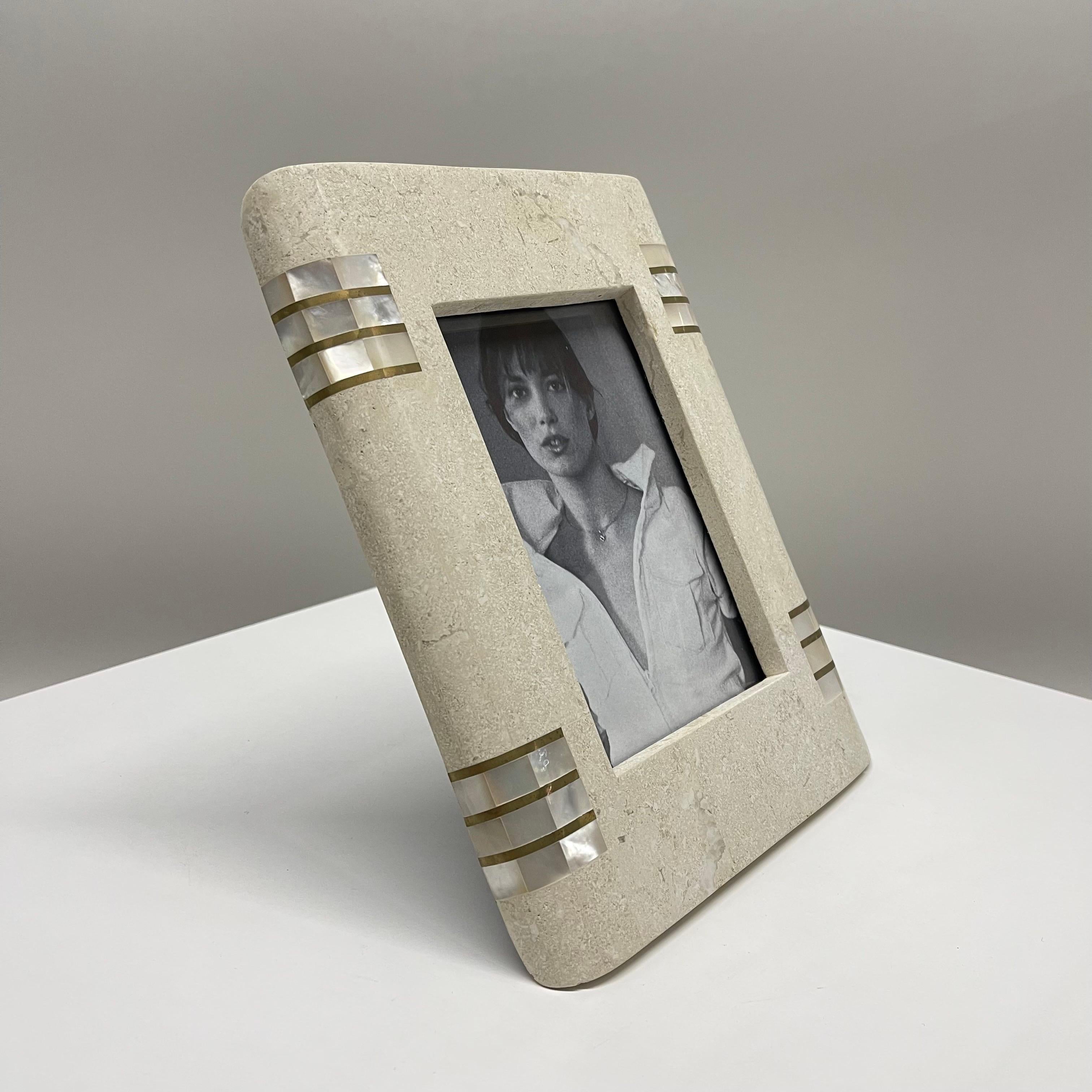 Postmoderne Cadre photo ou cadre photo en laiton travertin tessellé Maitland Smith, années 1990