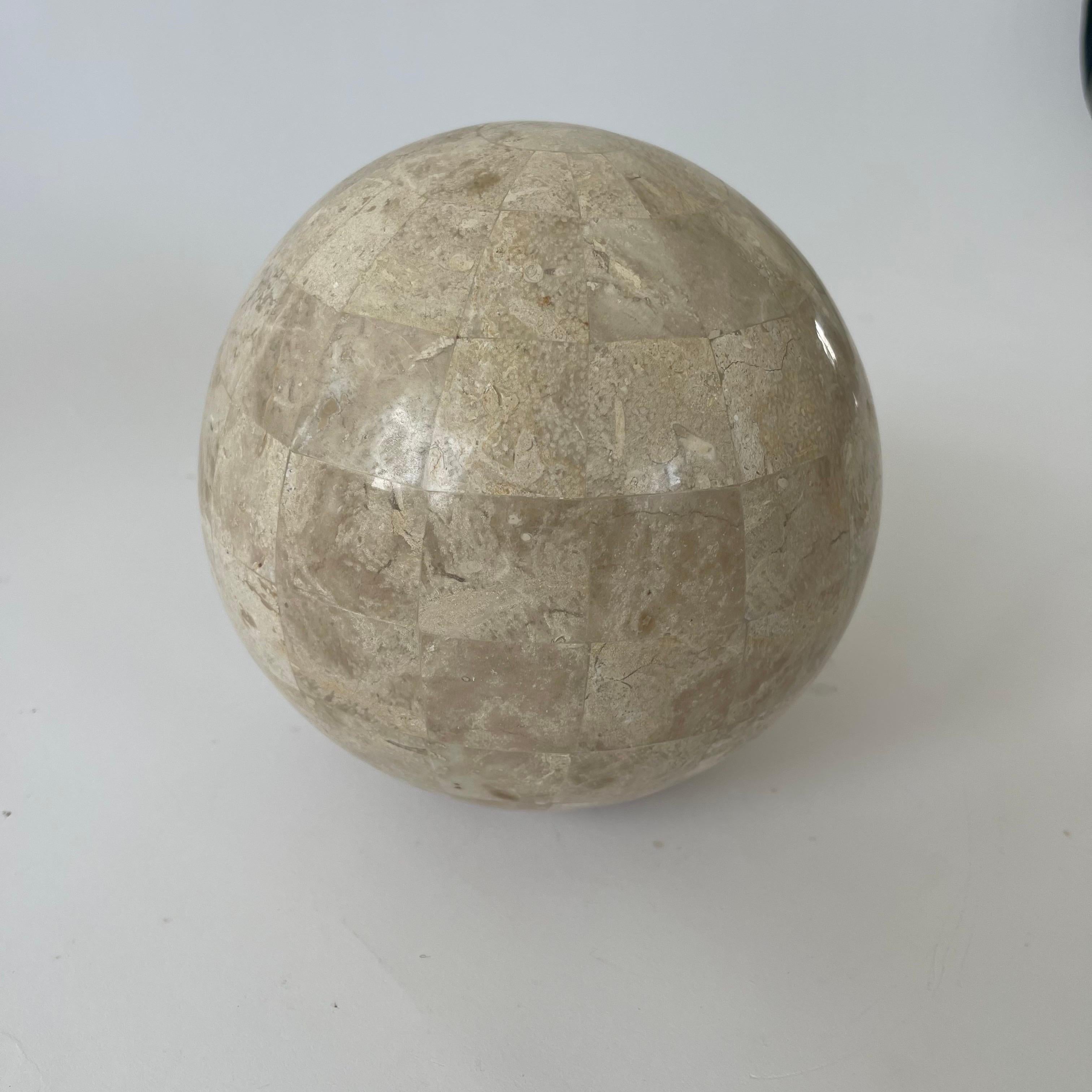 Mid-Century Modern Sculpture sphère en pierre de travertin tessellée de Maitland Smith, Philippines, années 1980 en vente