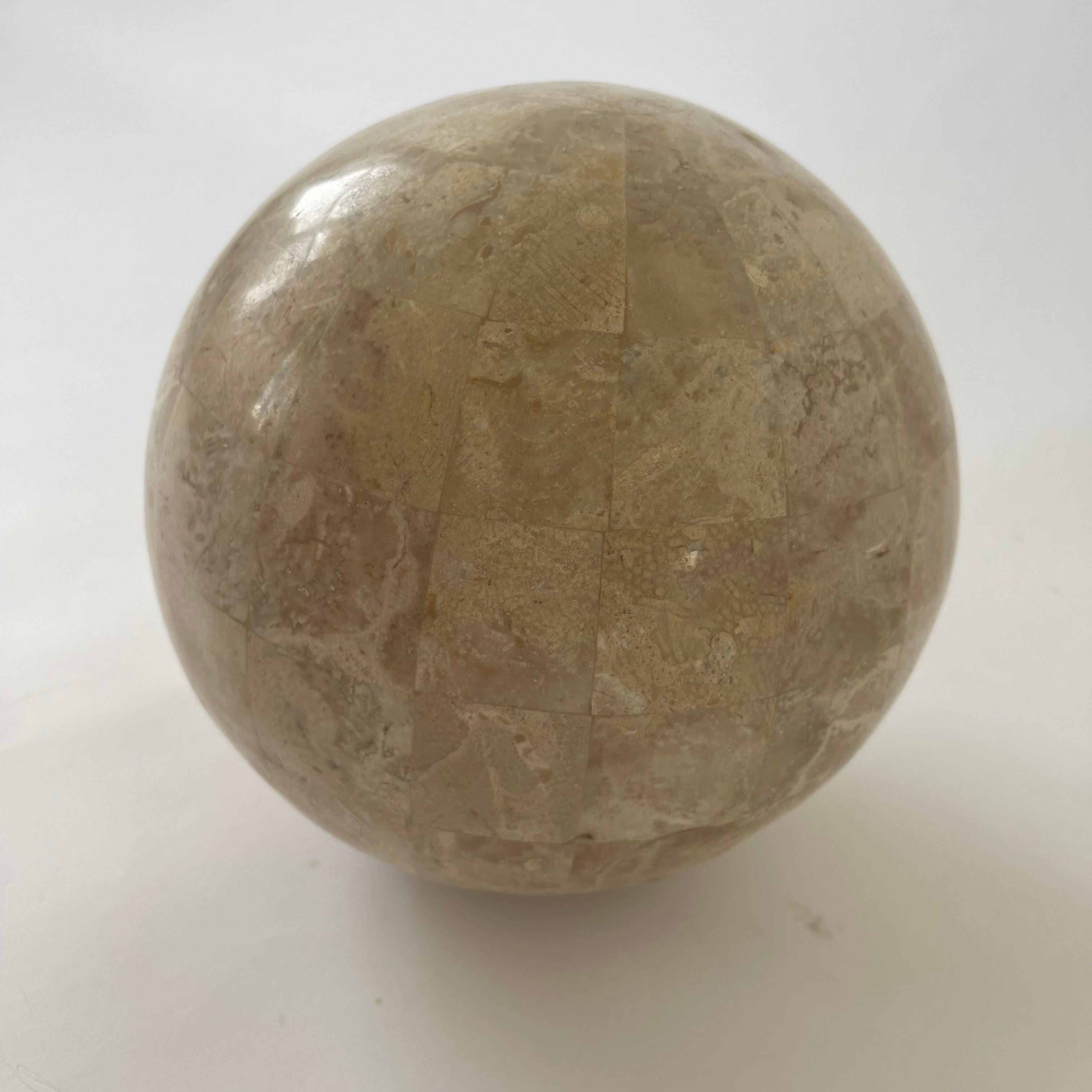 Incrusté Sculpture sphère en pierre de travertin tessellée de Maitland Smith, Philippines, années 1980 en vente