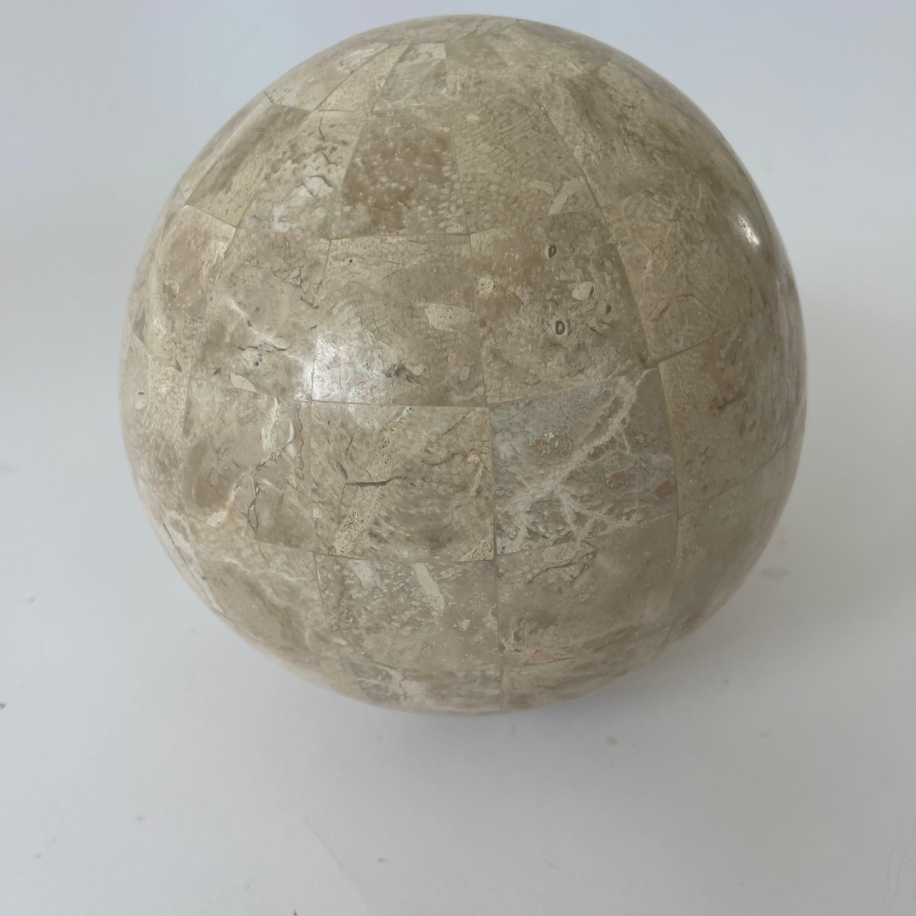 Sculpture sphère en pierre de travertin tessellée de Maitland Smith, Philippines, années 1980 Bon état - En vente à Miami, FL