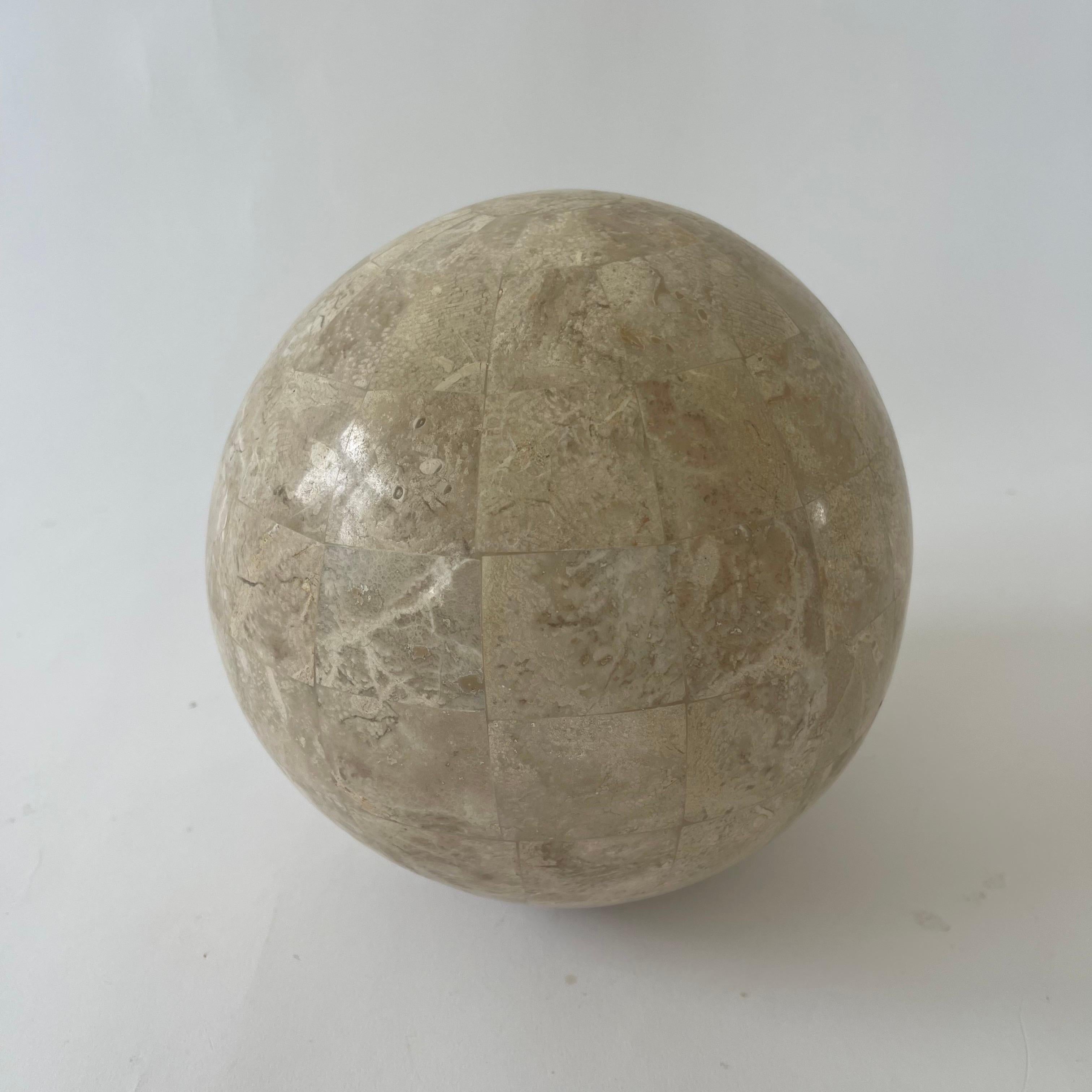 20ième siècle Sculpture sphère en pierre de travertin tessellée de Maitland Smith, Philippines, années 1980 en vente