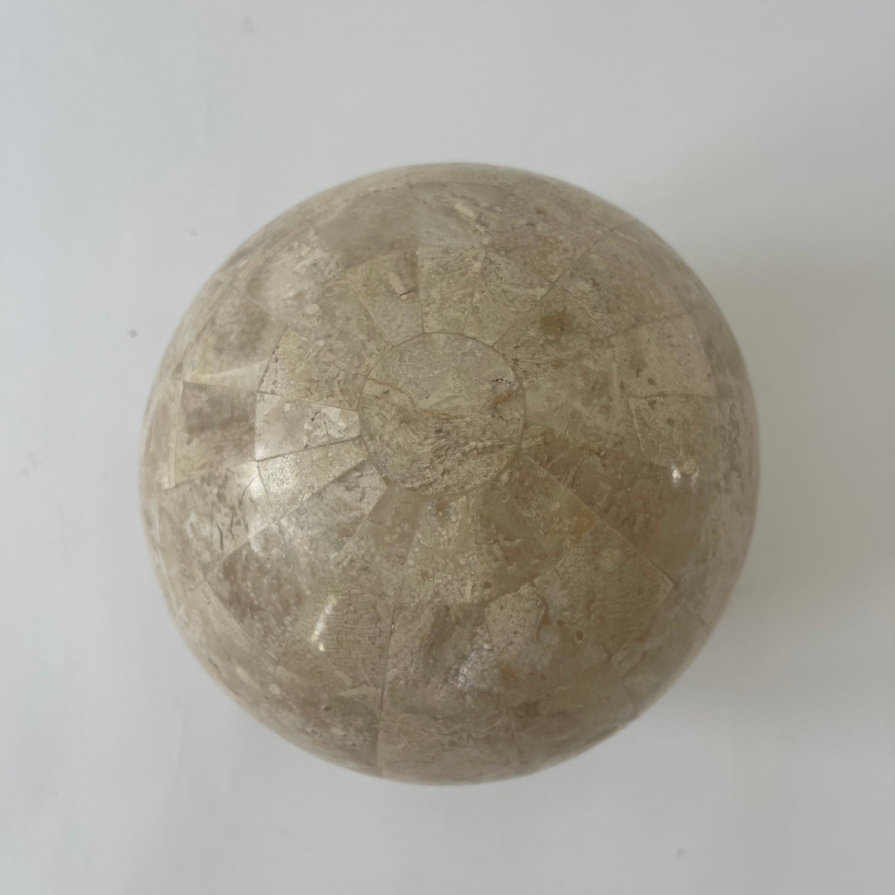 Sculpture sphère en pierre de travertin tessellée de Maitland Smith, Philippines, années 1980 en vente 1