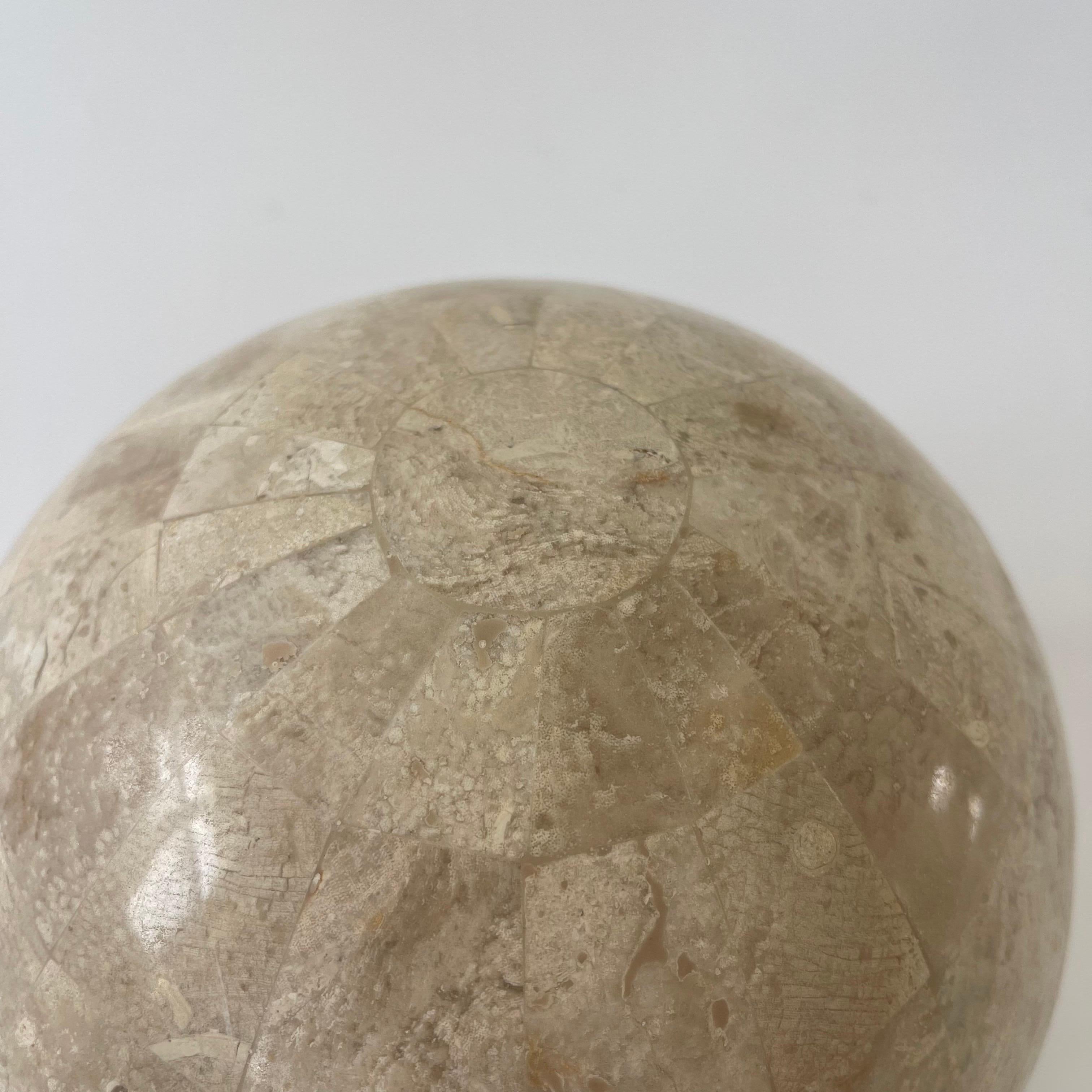 Sculpture sphère en pierre de travertin tessellée de Maitland Smith, Philippines, années 1980 en vente 2