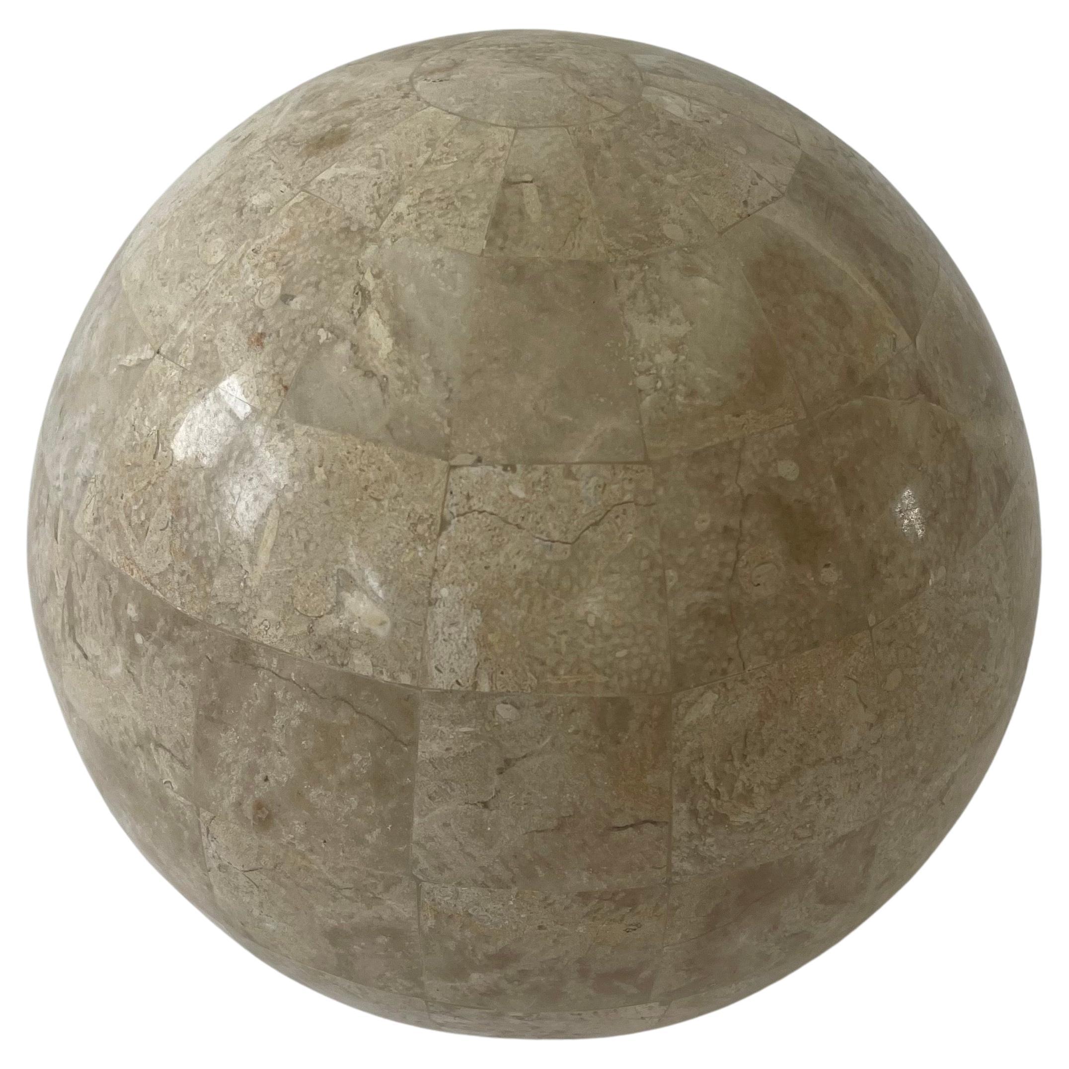 Sculpture sphère en pierre de travertin tessellée de Maitland Smith, Philippines, années 1980 en vente