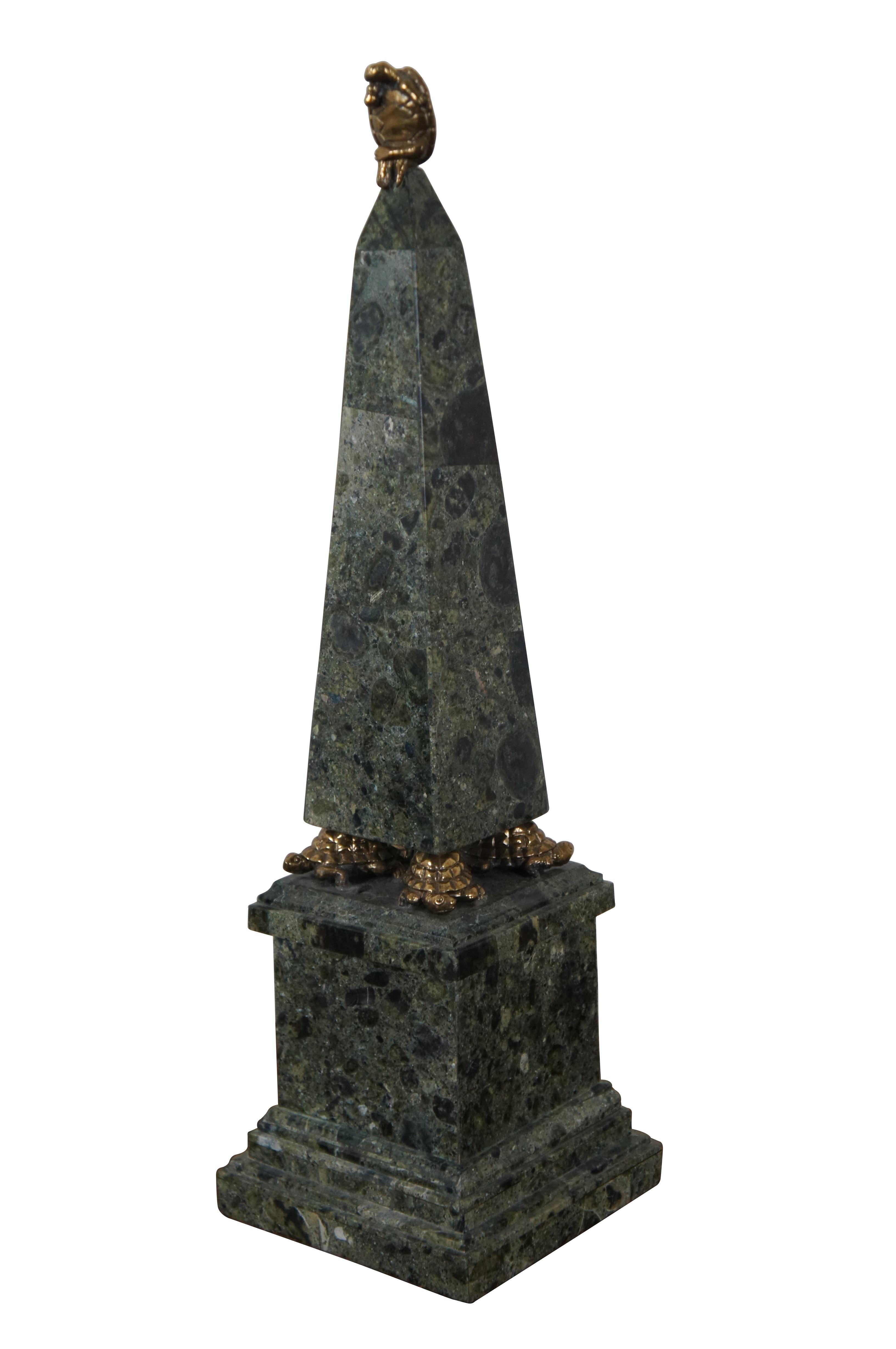 Maitland Smith Tessilierter Marmor & Messing Schildkröte Denker Obelisk Skulptur 20 (Britisch Kolonial) im Angebot
