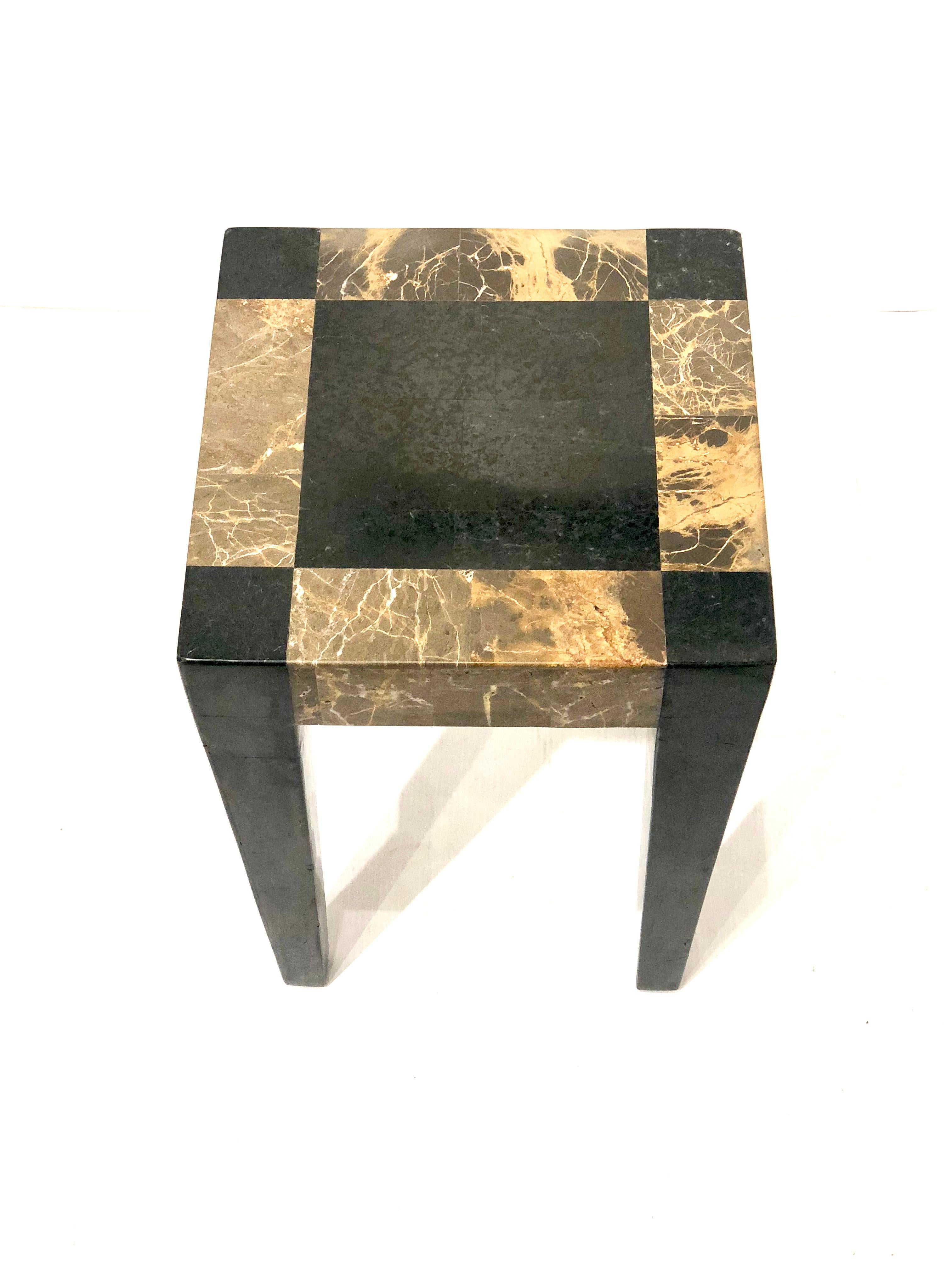 Rarement vue, la table de cocktail Maitland Smith en marbre noir et beige tessellé. Le plateau biseauté présente un motif géométrique beige et noir.