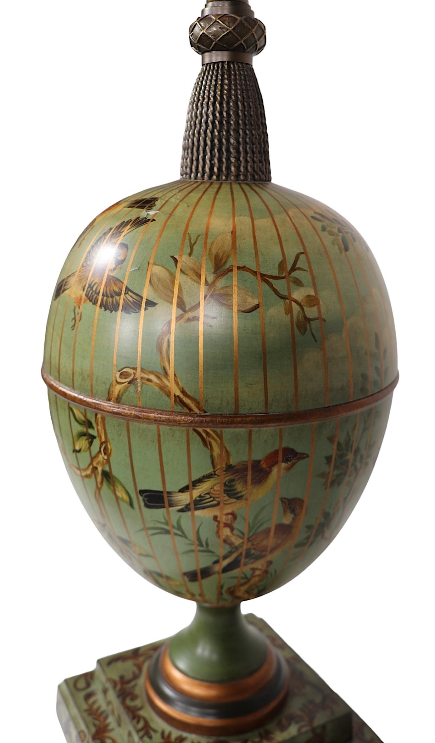 Maitland Smith Tole bemalte Tischlampe mit handbemalten Vögeln und Blattwerk im Angebot 3