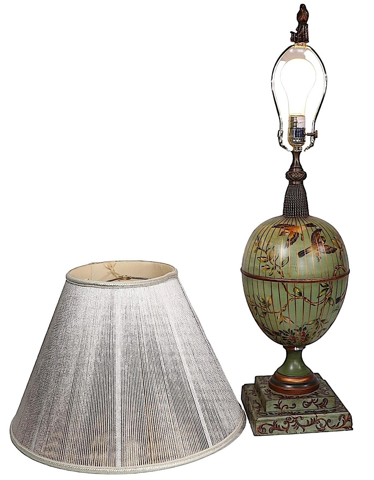 Maitland Smith Tole bemalte Tischlampe mit handbemalten Vögeln und Blattwerk im Angebot 6