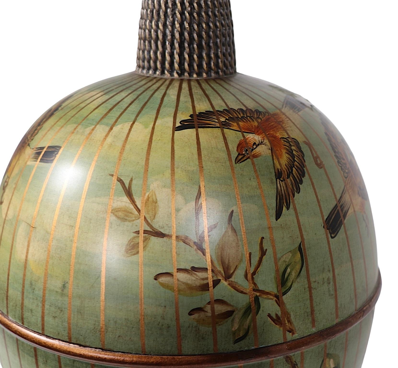 Charmanter französischer Stil  Tischlampe von Maitland Smith mit originalem Lampenschirm und Endstück, verziert mit Zinnfarbe. Die Leuchte hat einen abgestuften Sockel, der den großen kugelförmigen Körper trägt. Die Lampe ist durchgehend handbemalt