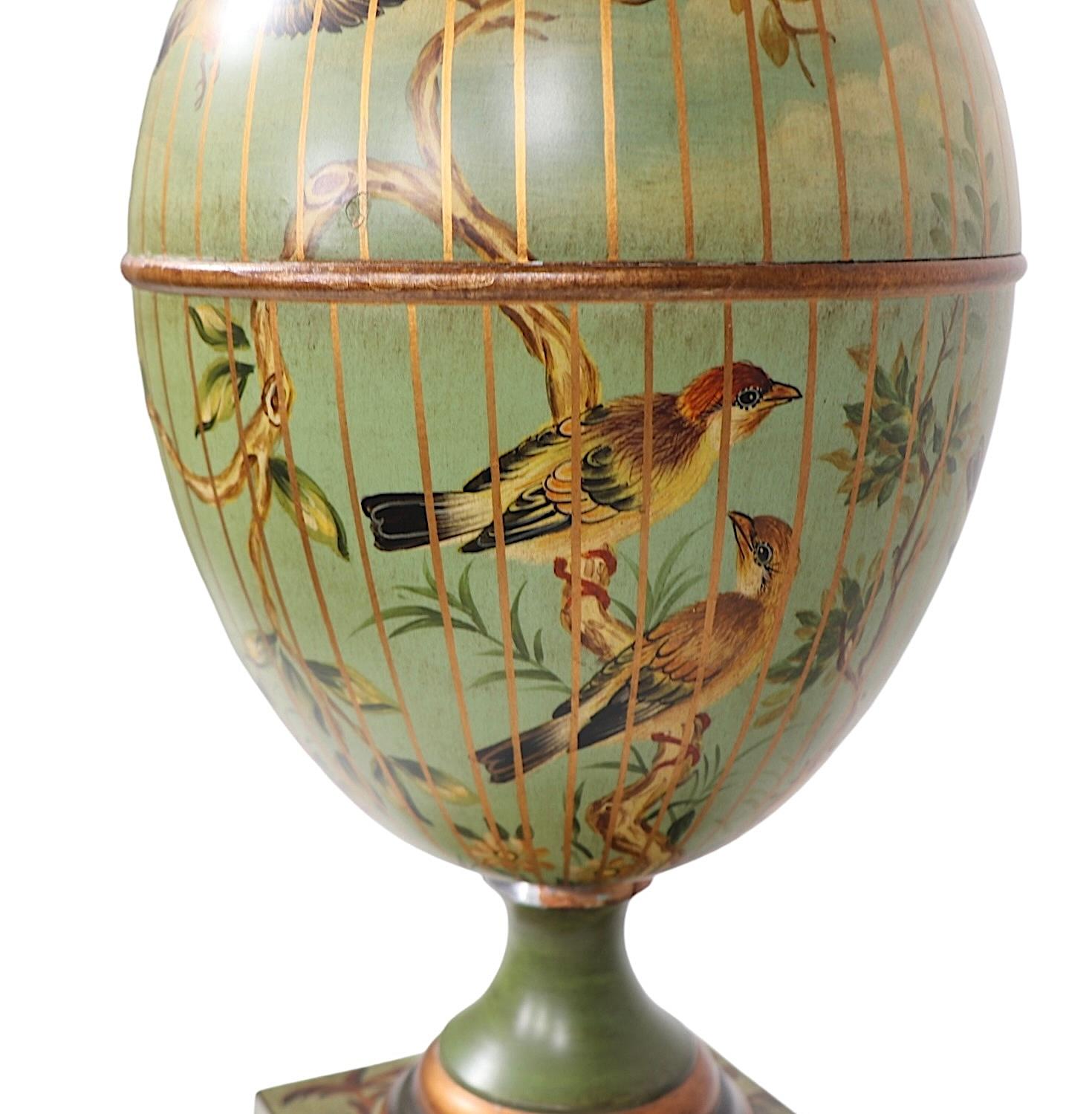 Maitland Smith Tole bemalte Tischlampe mit handbemalten Vögeln und Blattwerk (Französische Provence) im Angebot