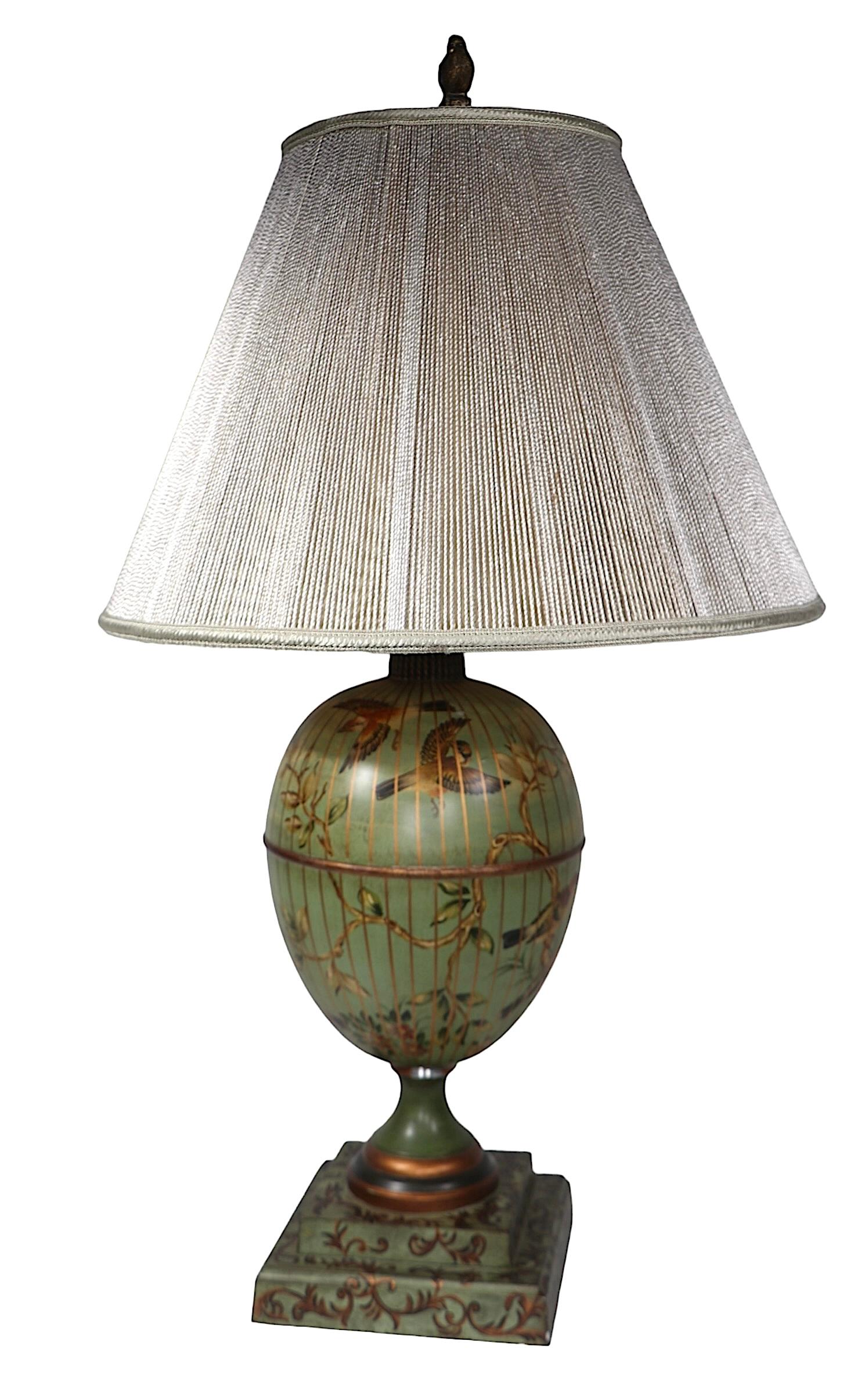 Maitland Smith Tole bemalte Tischlampe mit handbemalten Vögeln und Blattwerk (Chinesisch) im Angebot