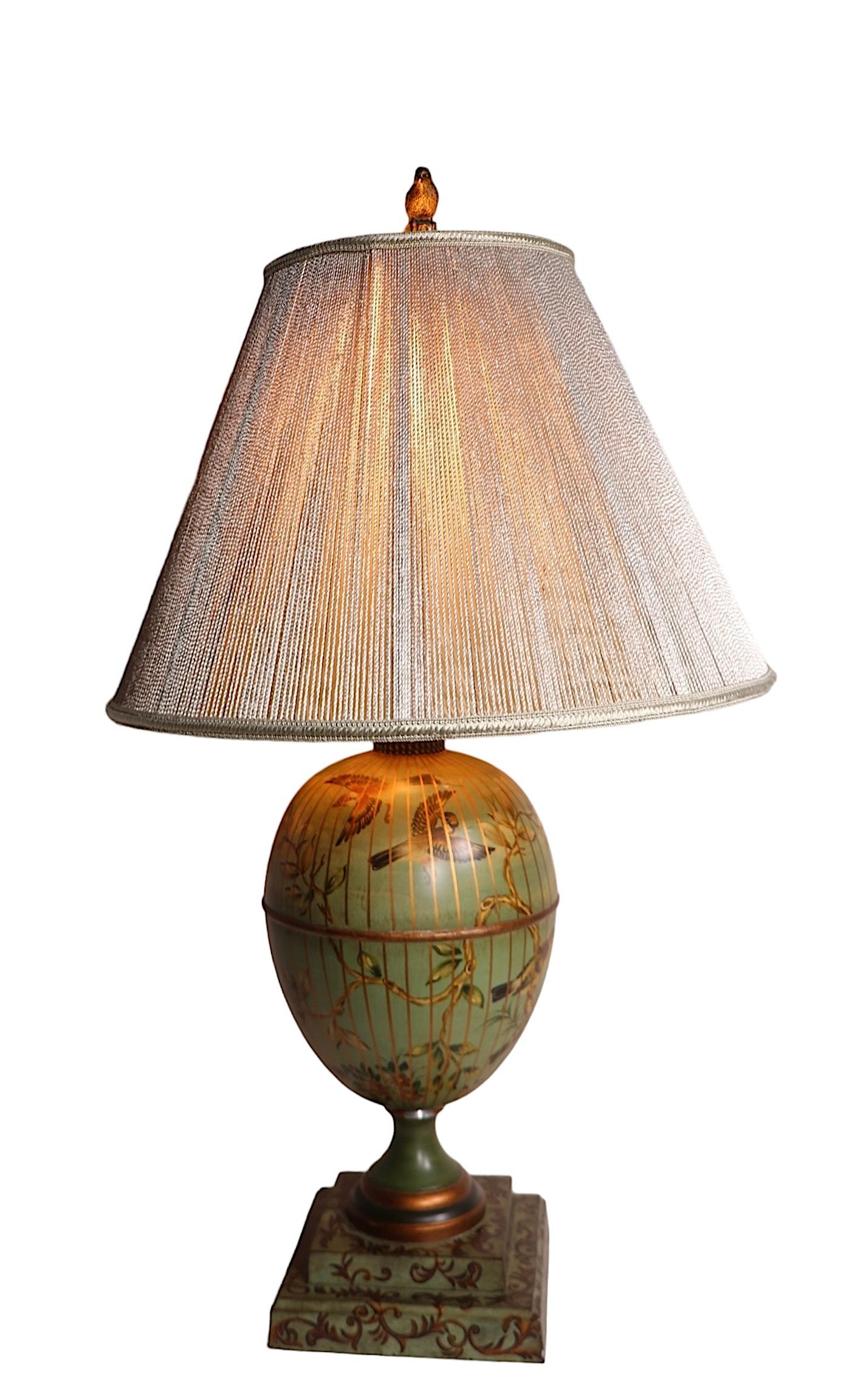 Maitland Smith Tole bemalte Tischlampe mit handbemalten Vögeln und Blattwerk im Zustand „Gut“ im Angebot in New York, NY