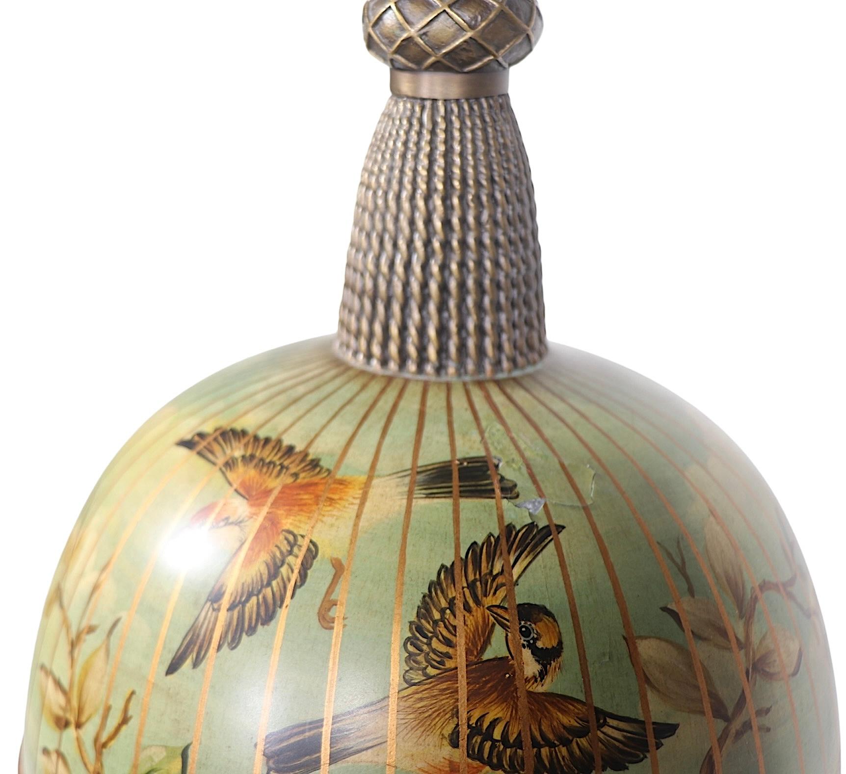 Maitland Smith Tole bemalte Tischlampe mit handbemalten Vögeln und Blattwerk (21. Jahrhundert und zeitgenössisch) im Angebot