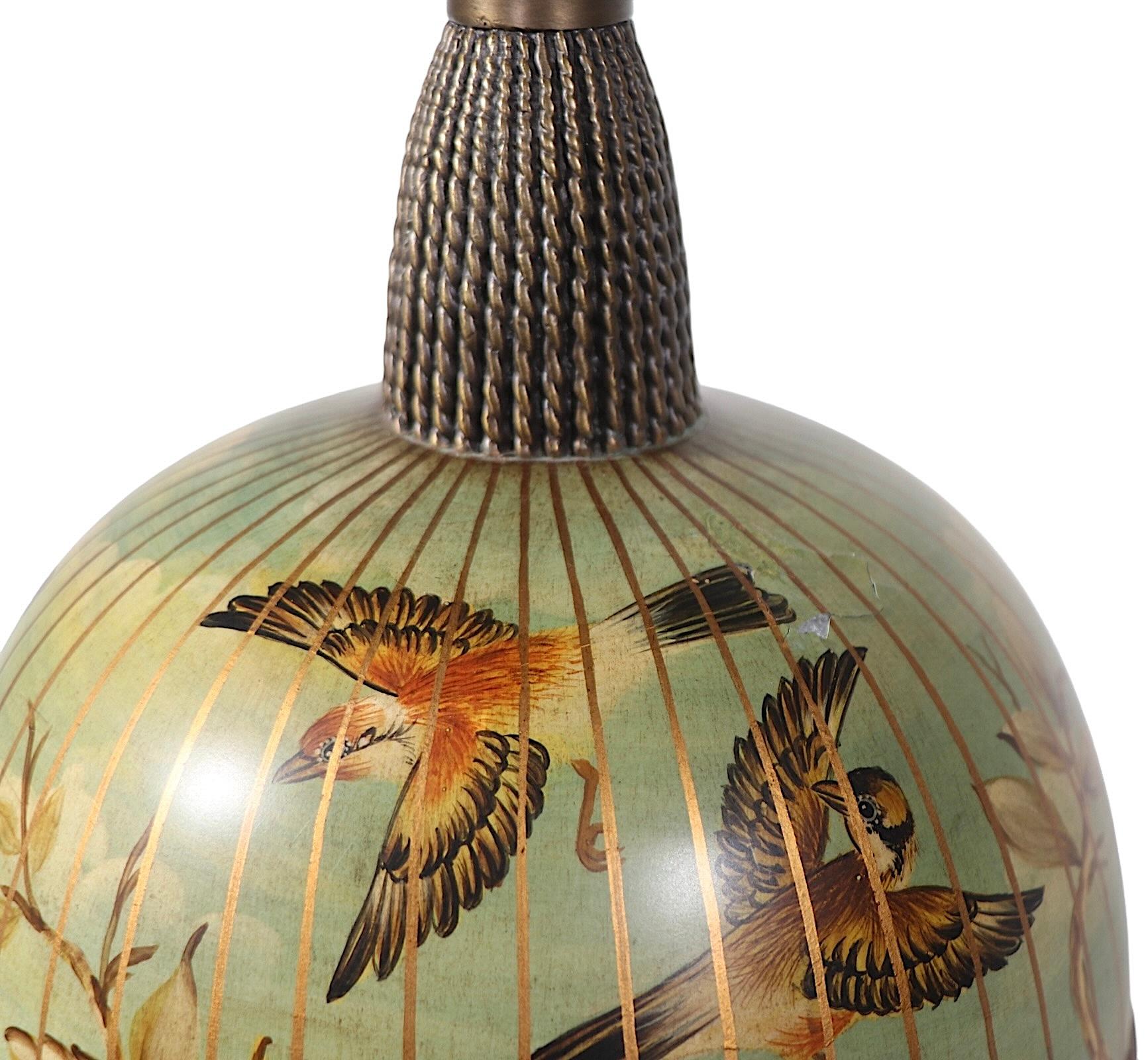 Maitland Smith Tole bemalte Tischlampe mit handbemalten Vögeln und Blattwerk (Metall) im Angebot