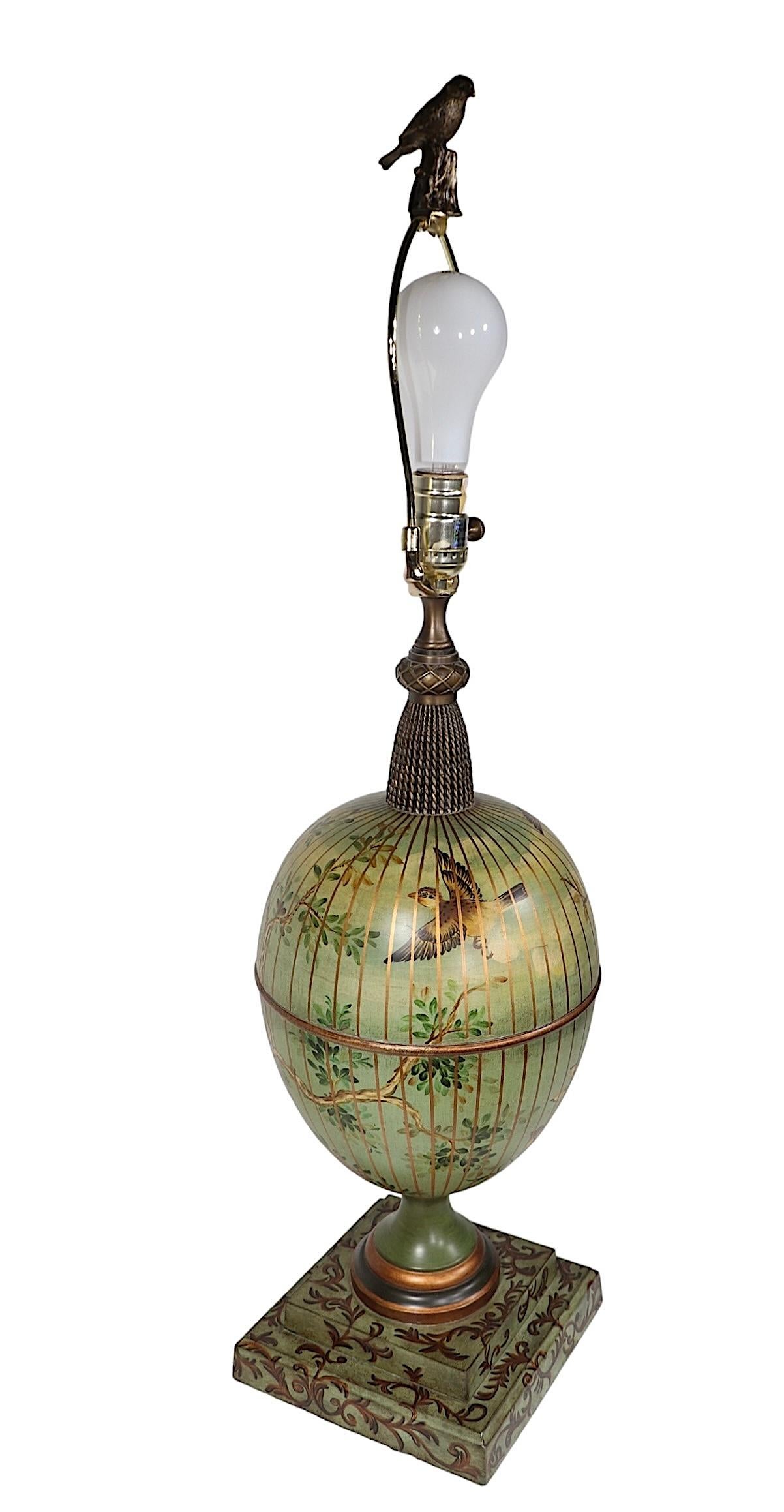 Maitland Smith Tole bemalte Tischlampe mit handbemalten Vögeln und Blattwerk im Angebot 1