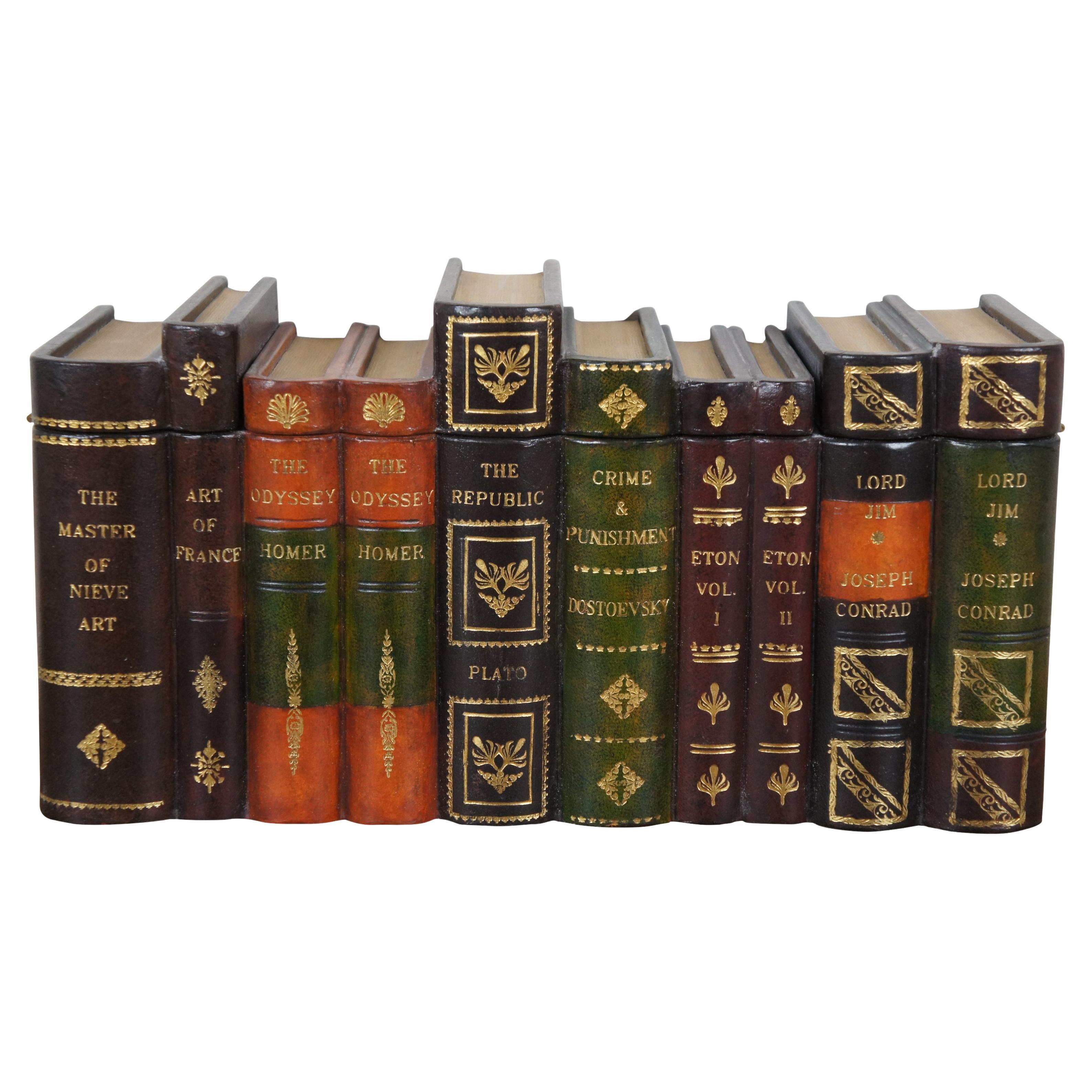 Caja falsa para libros de finales del siglo XX, obra de Maitland Smith. Caja de madera hecha a mano para que parezca una hilera de libros encuadernados en cuero, con elegantes páginas doradas y letras estampadas. Presenta dos compartimentos