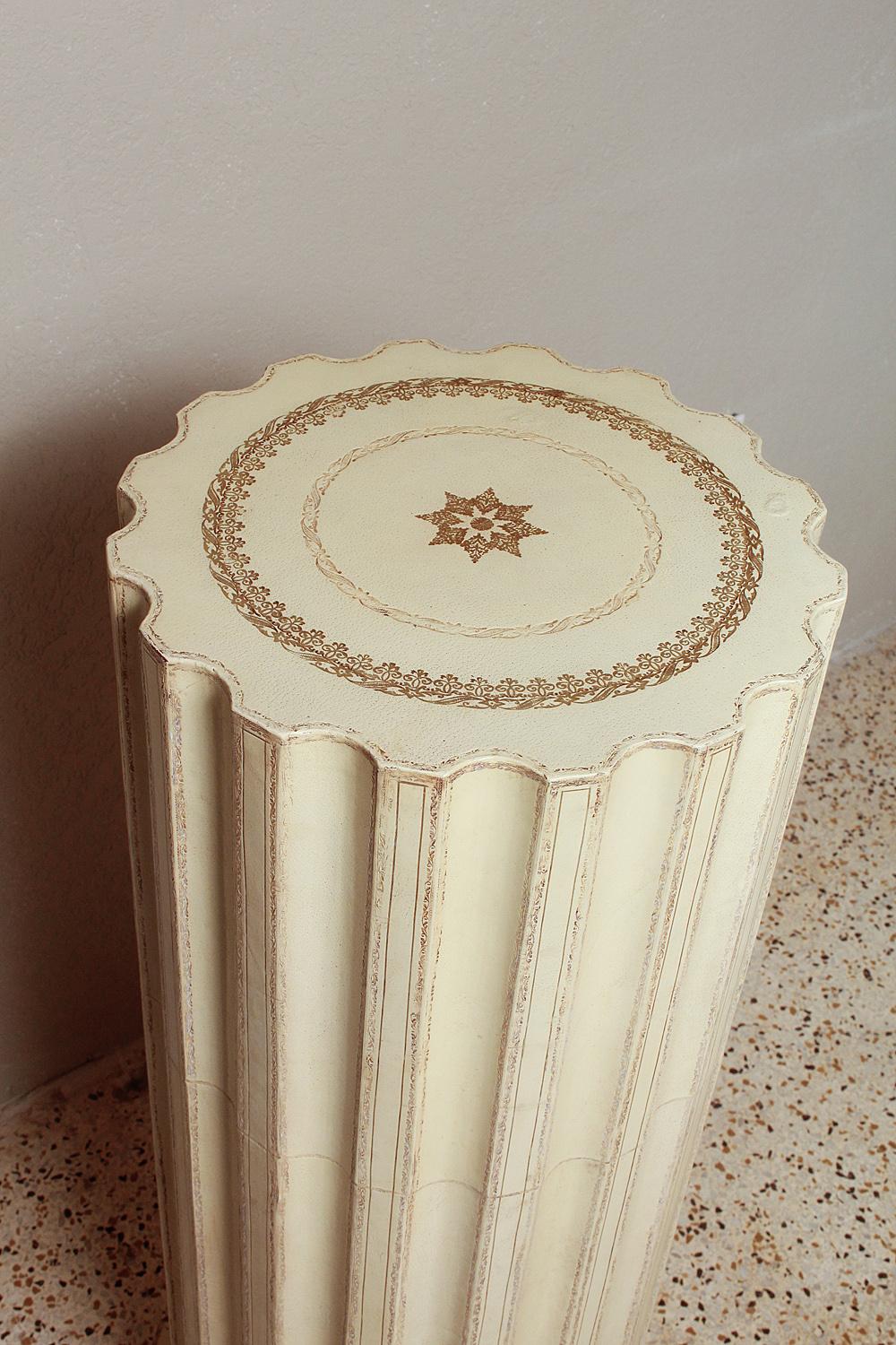 Elégant et classique, le piédestal en cuir glacé de style Florentine de Maitland-Smith est de couleur crème avec des détails en relief dorés. Une belle déclaration dans un cadre traditionnel ou moderne.


