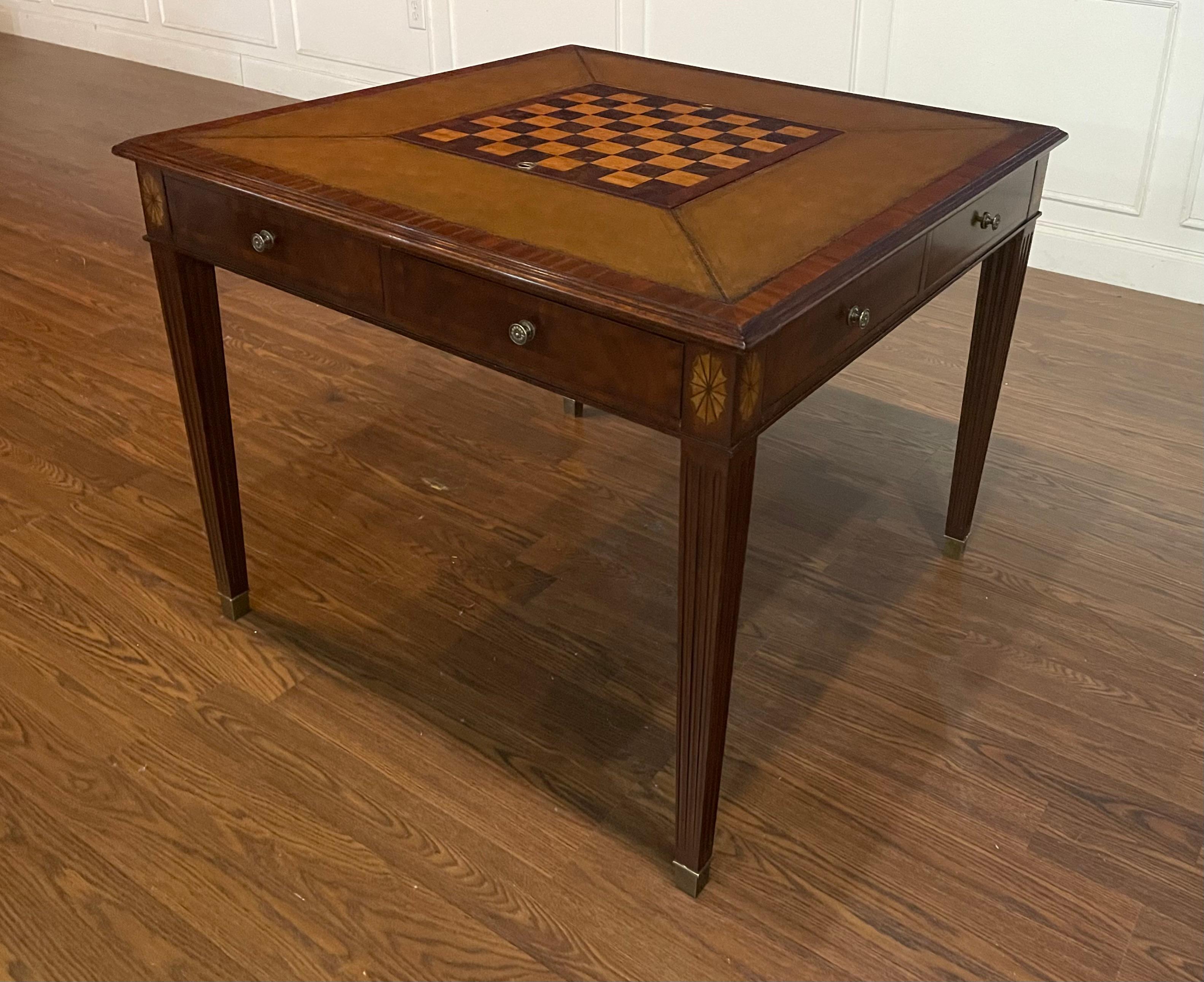 Table de jeu traditionnelle Maitland Smith en acajou - Échantillon d'exposition  Bon état - En vente à Suwanee, GA