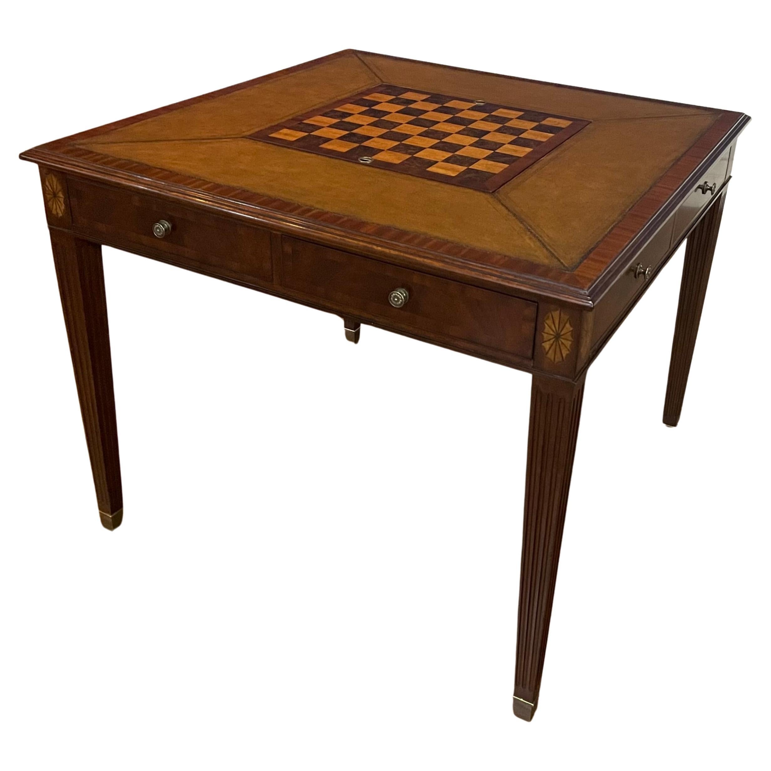 Table de jeu traditionnelle Maitland Smith en acajou - Échantillon d'exposition  en vente