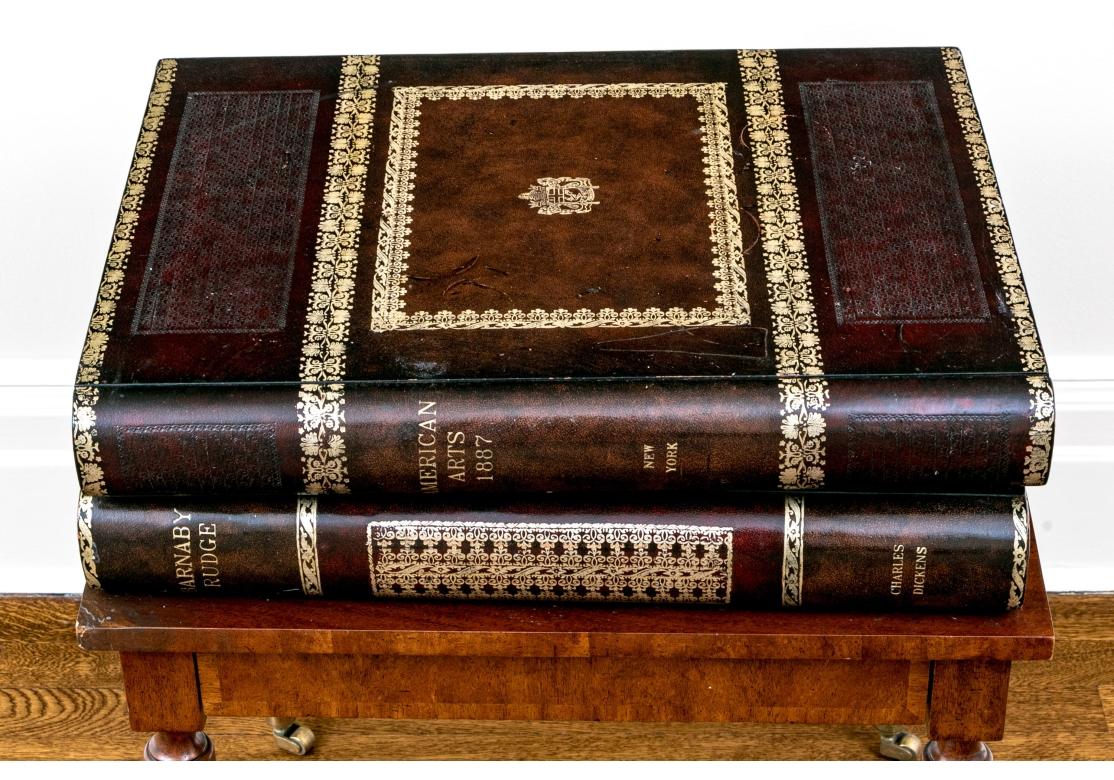 Bien  Table d'appoint de Maitland-Smith avec un motif en trompe l'Oeil incorporant deux grandes formes de livres bruns et dorés avec des titres le long des dos dont 