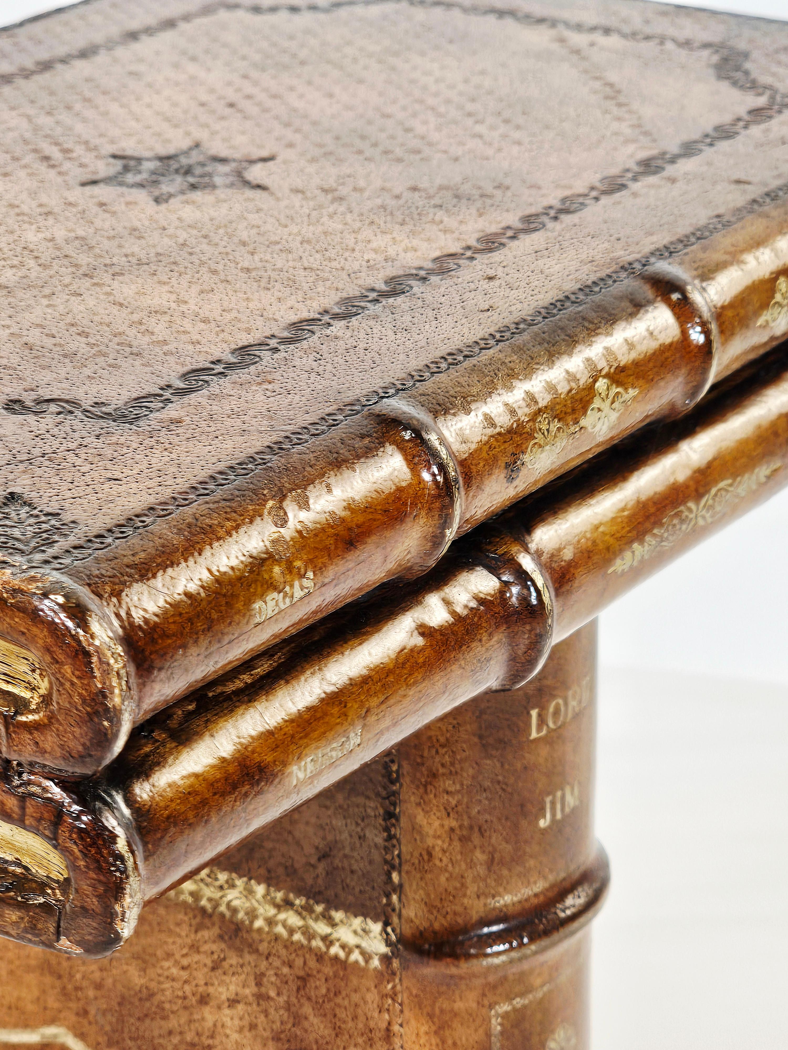 Un'insolita mensola da parete in legno intagliato di Maitland Smith. 
Rivestito in pelle e con decorazioni e scritte in oro in rilievo.
Robusto e solido. 
Perfetto per ogni bibliofilo. 
Appartiene a un ufficio tipo Earnest Hemingway o Indiana Jones.