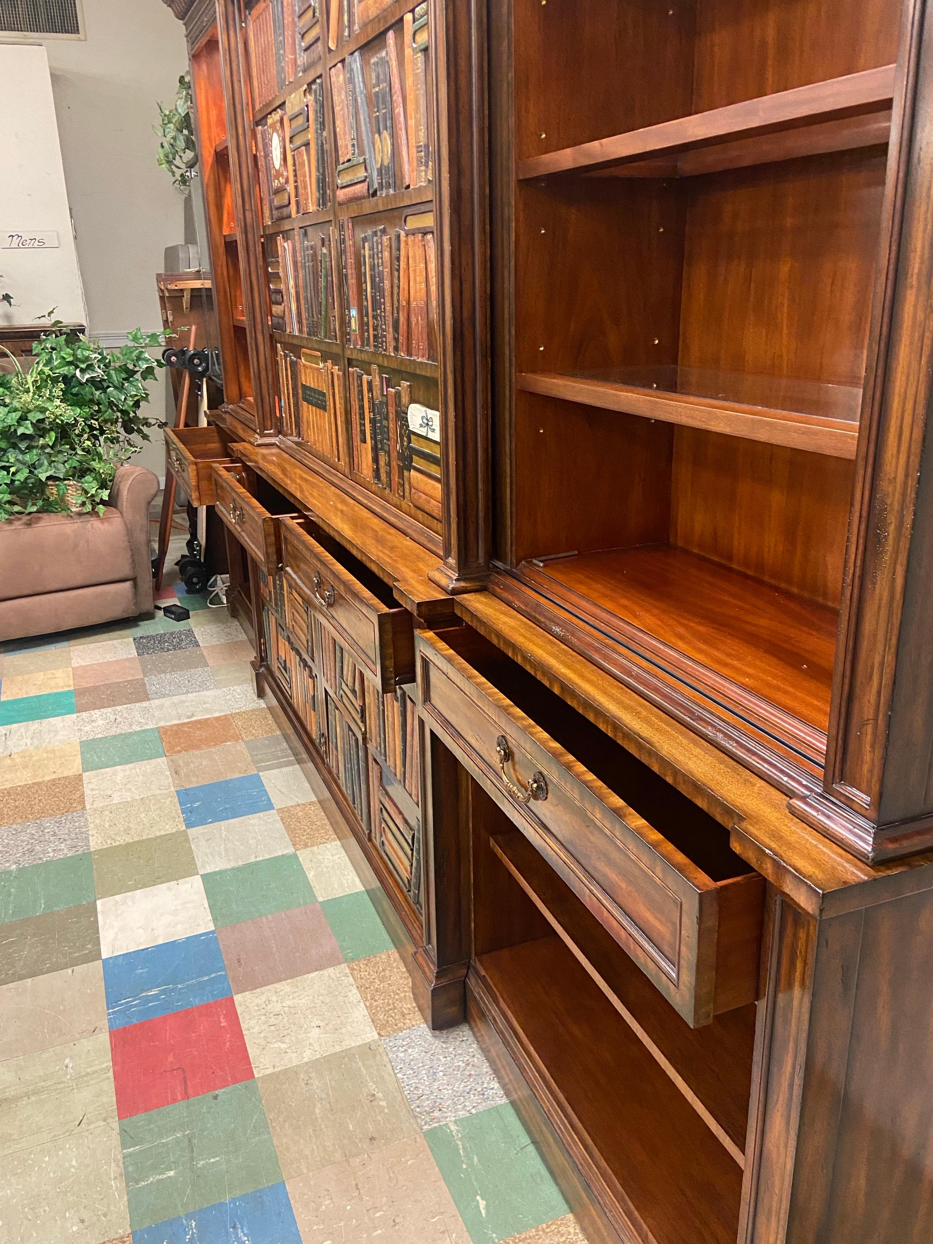 Appena uscito da una proprietà di Palm Beach... un mobile libreria monumentale con dettagli incredibili, lavorazione Maitland Smith di altissima qualità, incluso il miglior ottone, la migliore pelle lavorata, la migliore vernice e il miglior Tromp