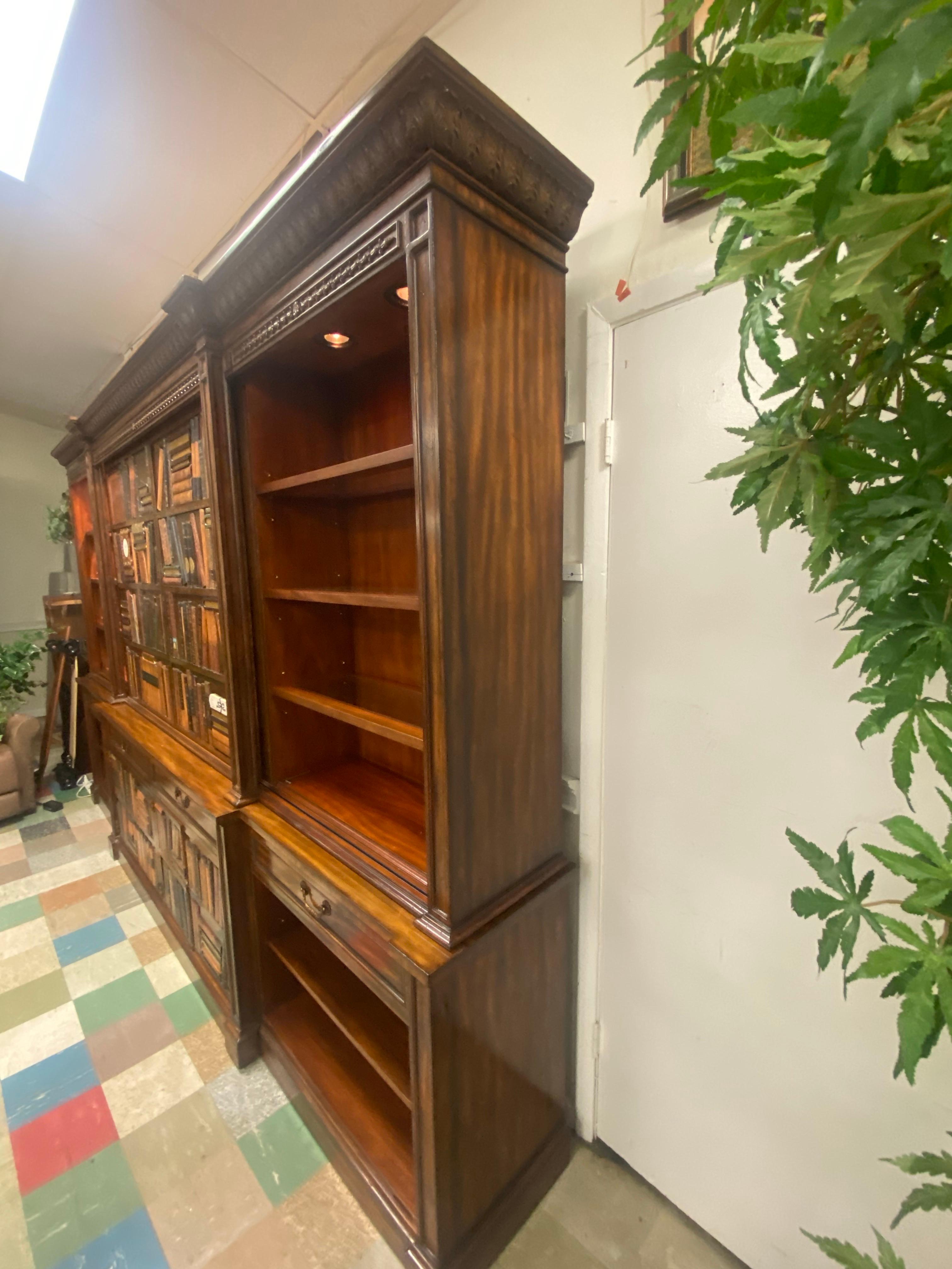 Fine XX secolo Maitland Smith Trompe L'Oeil   libreria monumentale  scrivania in vendita