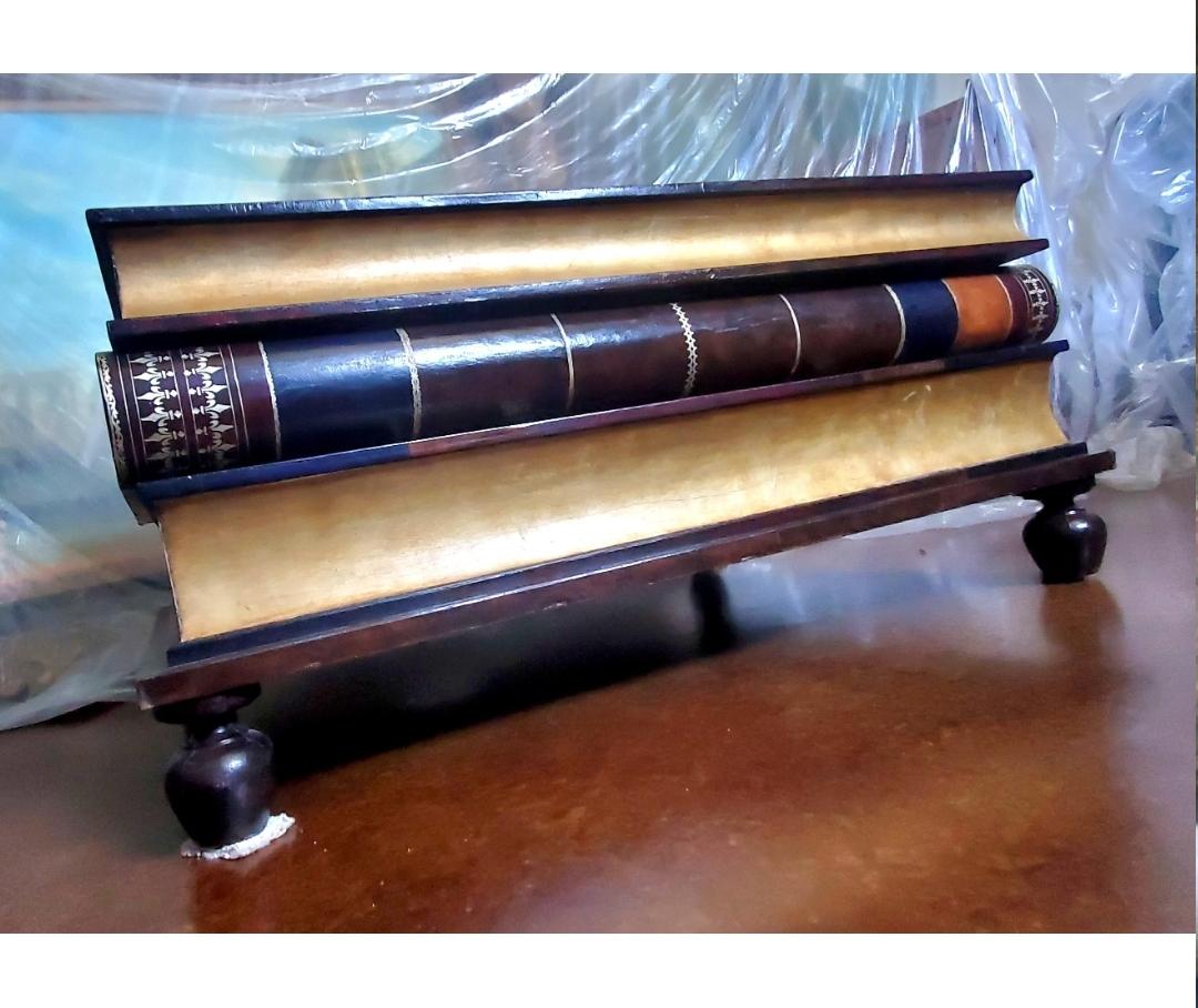 Drei-Schubladen-Tisch aus Holz und Leder mit Stapeln von Maitland-Smith Trompe L'oeil  im Angebot 4