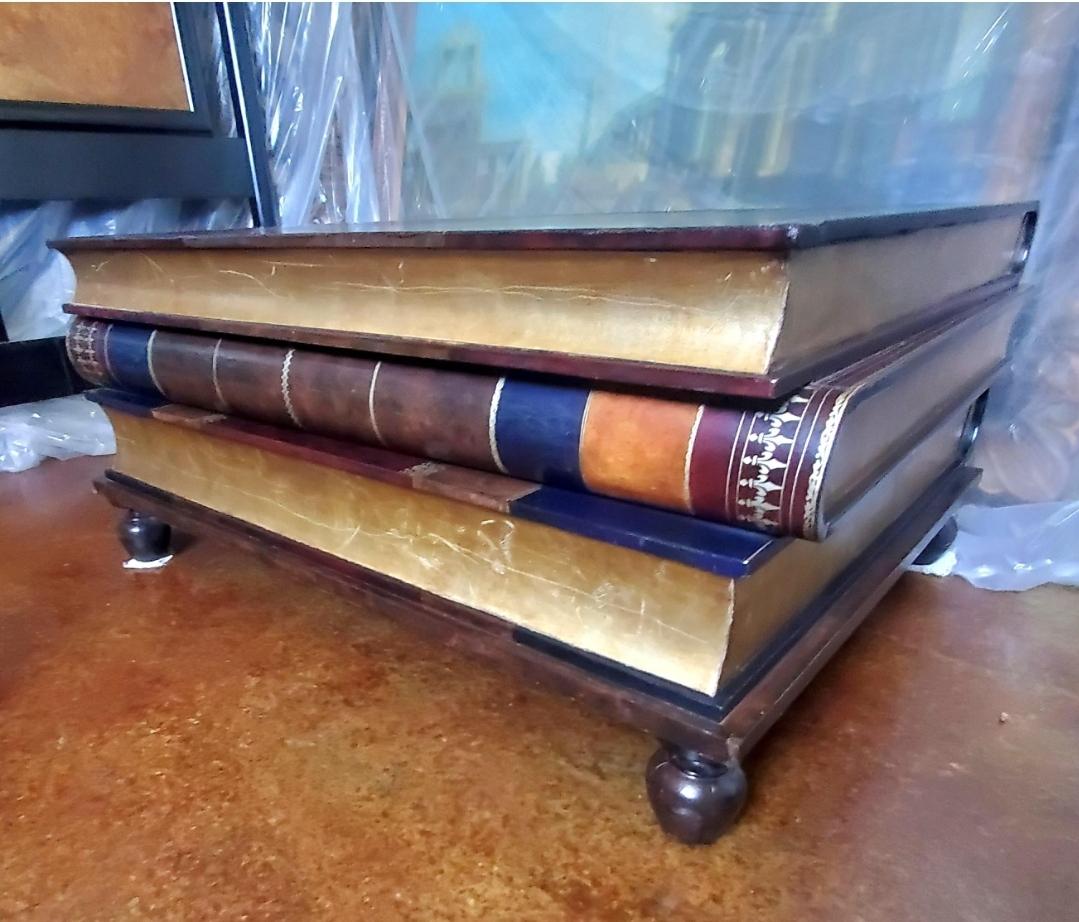 Table à trois tiroirs en bois et cuir Maitland-Smith Trompe L'oeil pour livres empilés  en vente 4