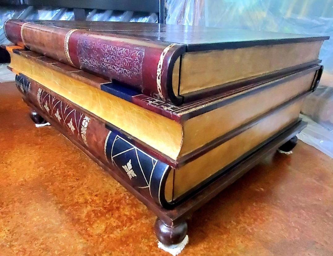 Romantique Table à trois tiroirs en bois et cuir Maitland-Smith Trompe L'oeil pour livres empilés  en vente