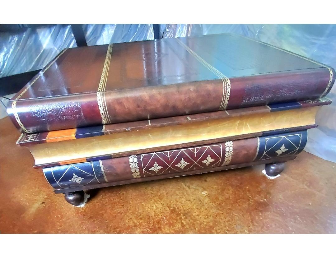 Inconnu Table à trois tiroirs en bois et cuir Maitland-Smith Trompe L'oeil pour livres empilés  en vente