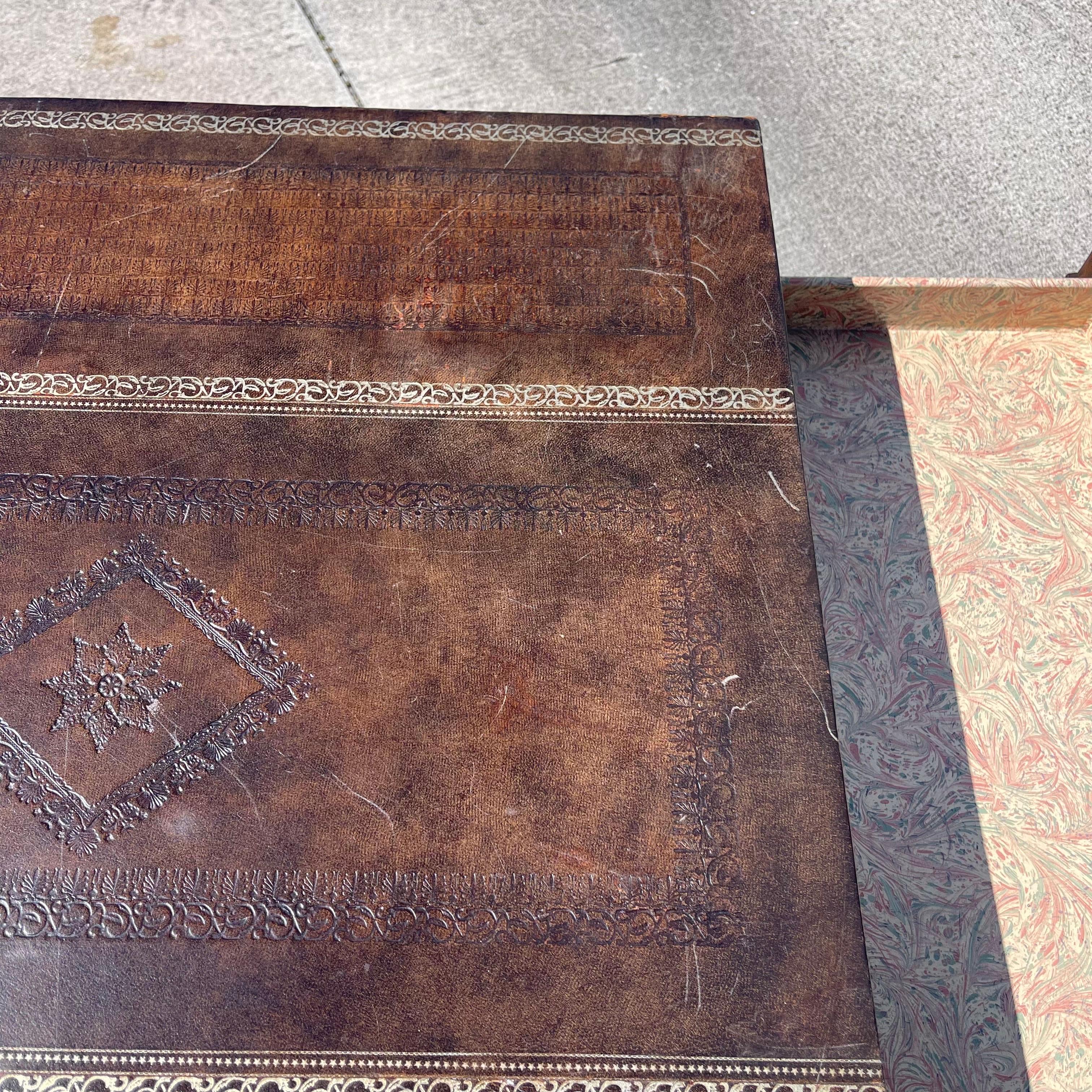 Maitland Smith Trompe L'Oeil Tooled Leather Stacked Book Coffee Table Drawers (cassetti per libri) in vendita 5