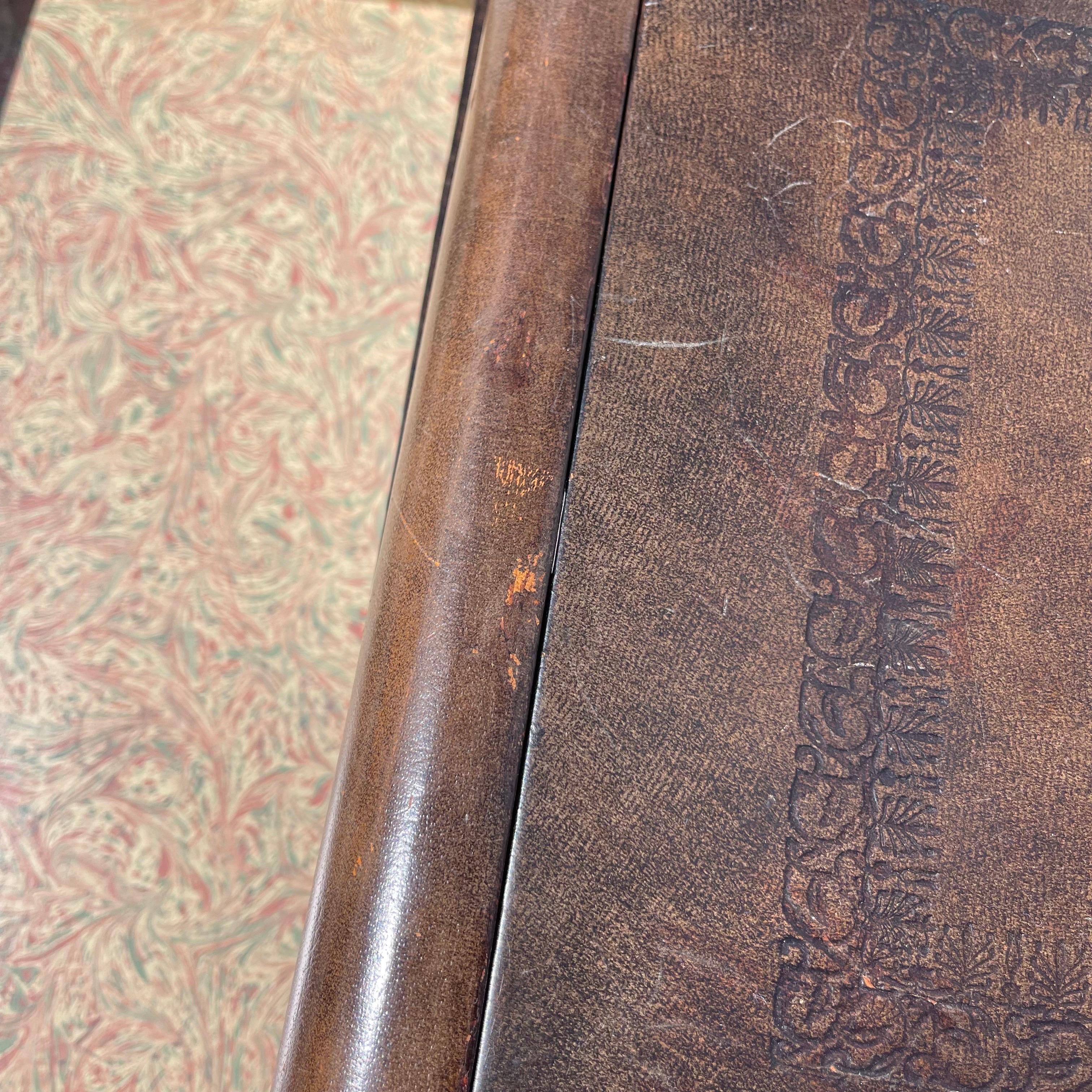 Maitland Smith Trompe L'Oeil Tooled Leather Stacked Book Coffee Table Drawers (cassetti per libri) in vendita 6