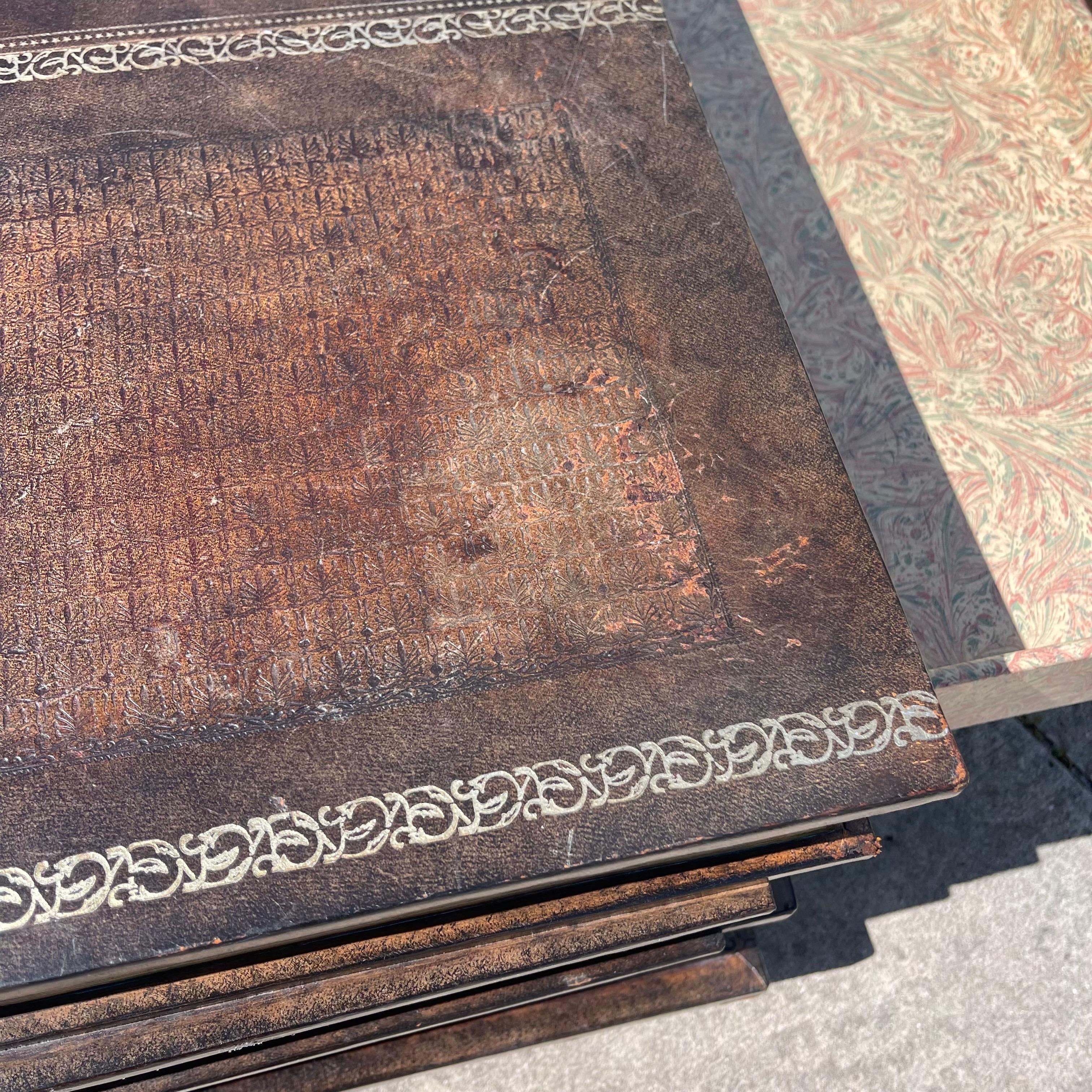 Maitland Smith Trompe L'Oeil Tooled Leather Stacked Book Coffee Table Drawers (cassetti per libri) in vendita 7