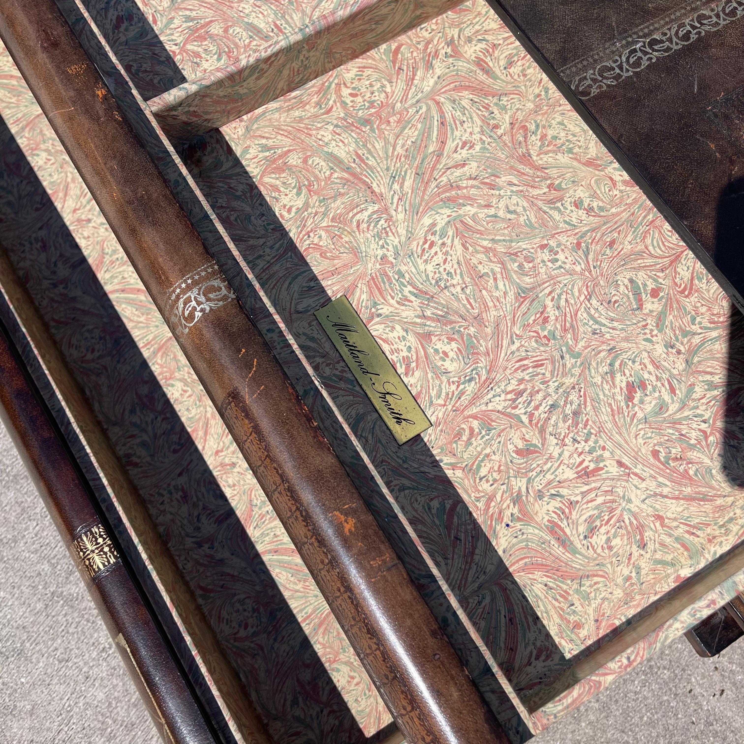 Maitland Smith Trompe L'Oeil Tooled Leather Stacked Book Coffee Table Drawers (cassetti per libri) In condizioni discrete in vendita a Jensen Beach, FL