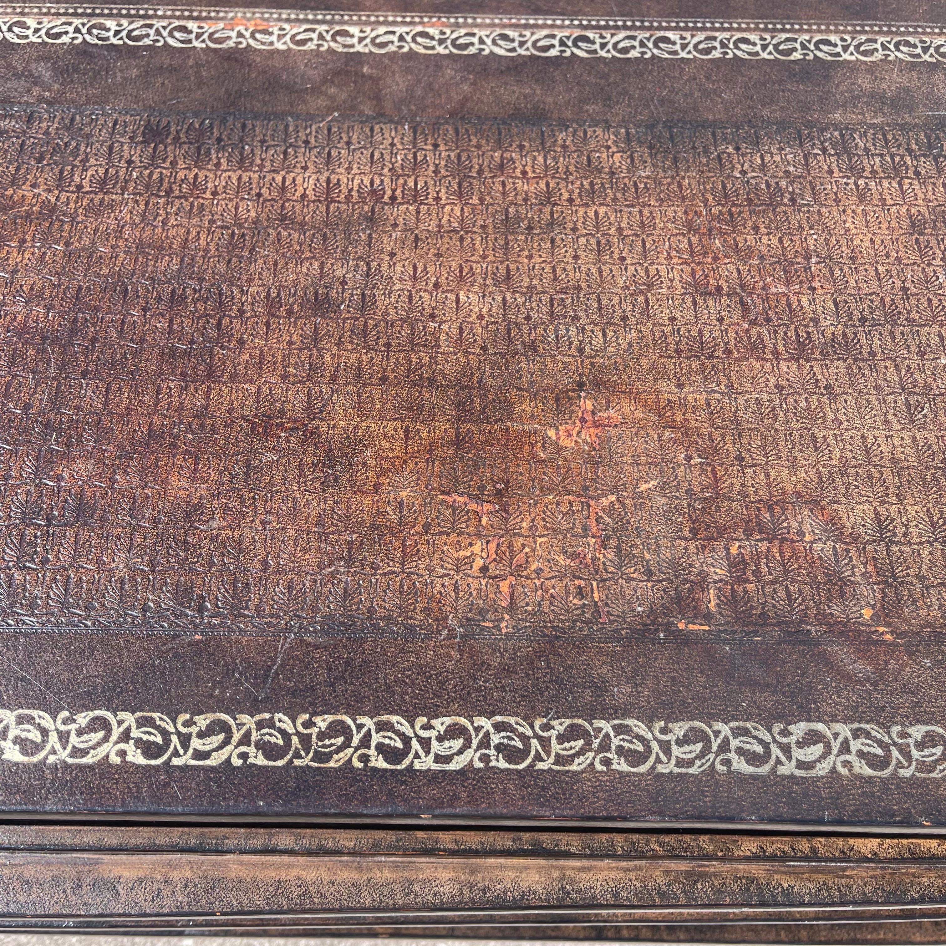 Pelle Maitland Smith Trompe L'Oeil Tooled Leather Stacked Book Coffee Table Drawers (cassetti per libri) in vendita