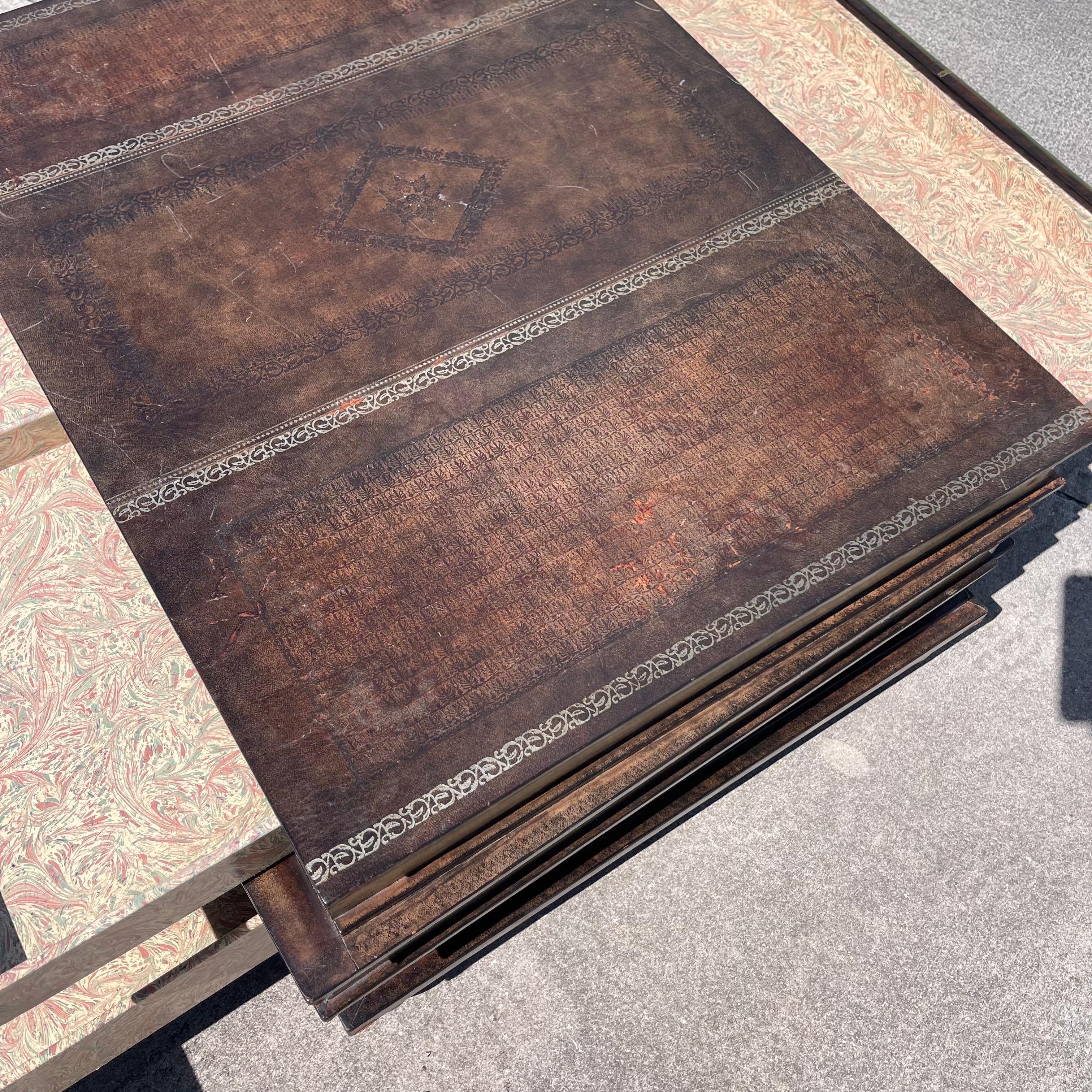 Maitland Smith Trompe L'Oeil Tooled Leather Stacked Book Coffee Table Drawers (cassetti per libri) in vendita 1