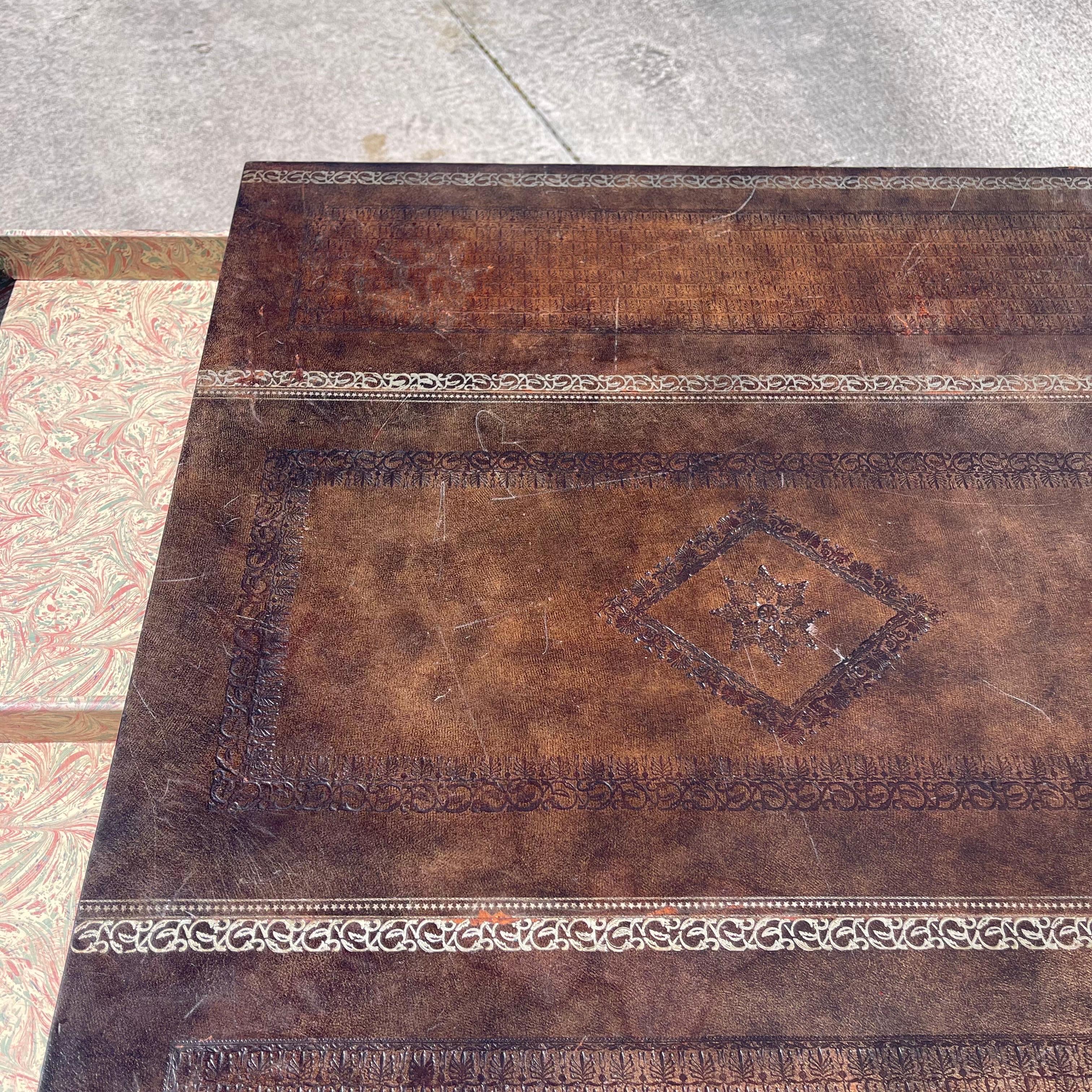 Maitland Smith Trompe L'Oeil Tooled Leather Stacked Book Coffee Table Drawers (cassetti per libri) in vendita 3