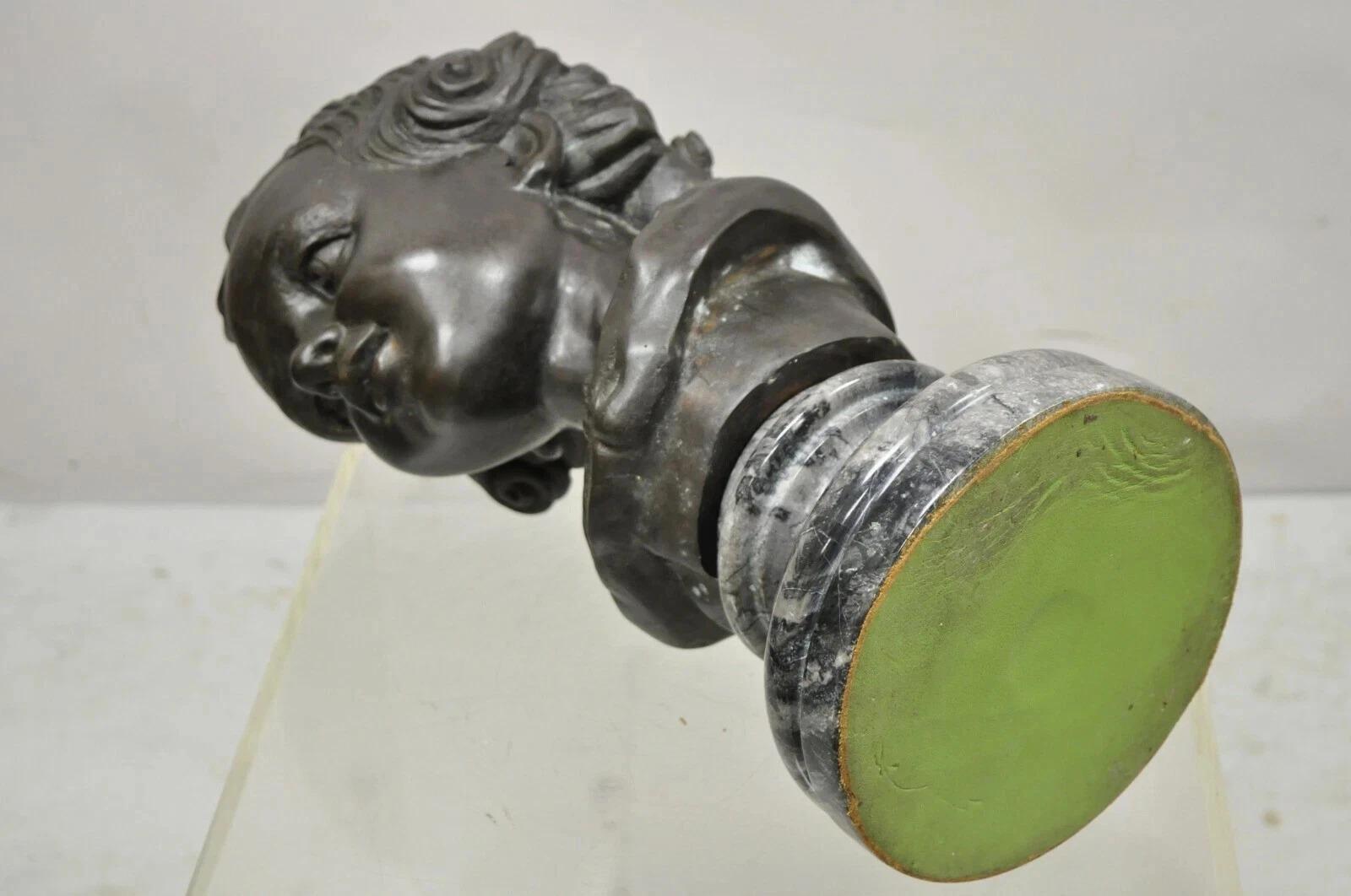 Scultura di bronzo con testa di ragazzo su base di marmo di Maitland Smith, stile vittoriano, 19
