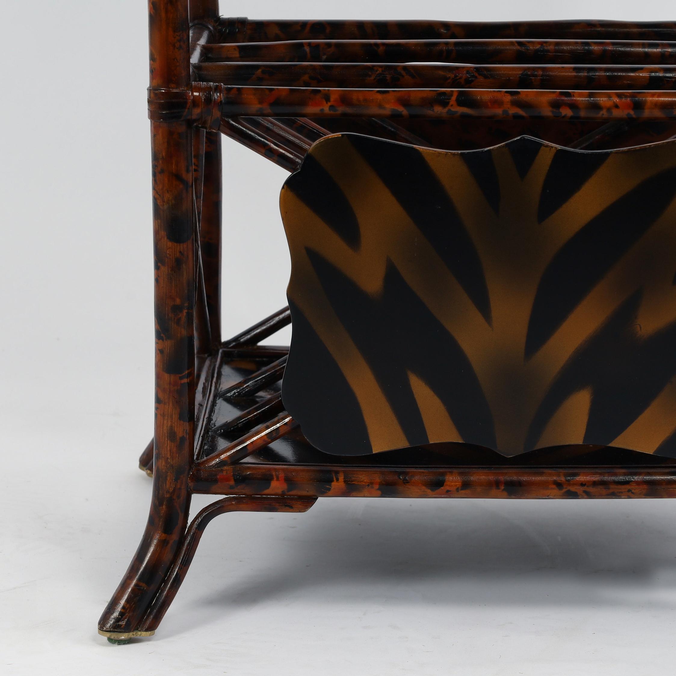 Maitland Smith Stand vintage en faux bambou avec porte-revues en vente 3