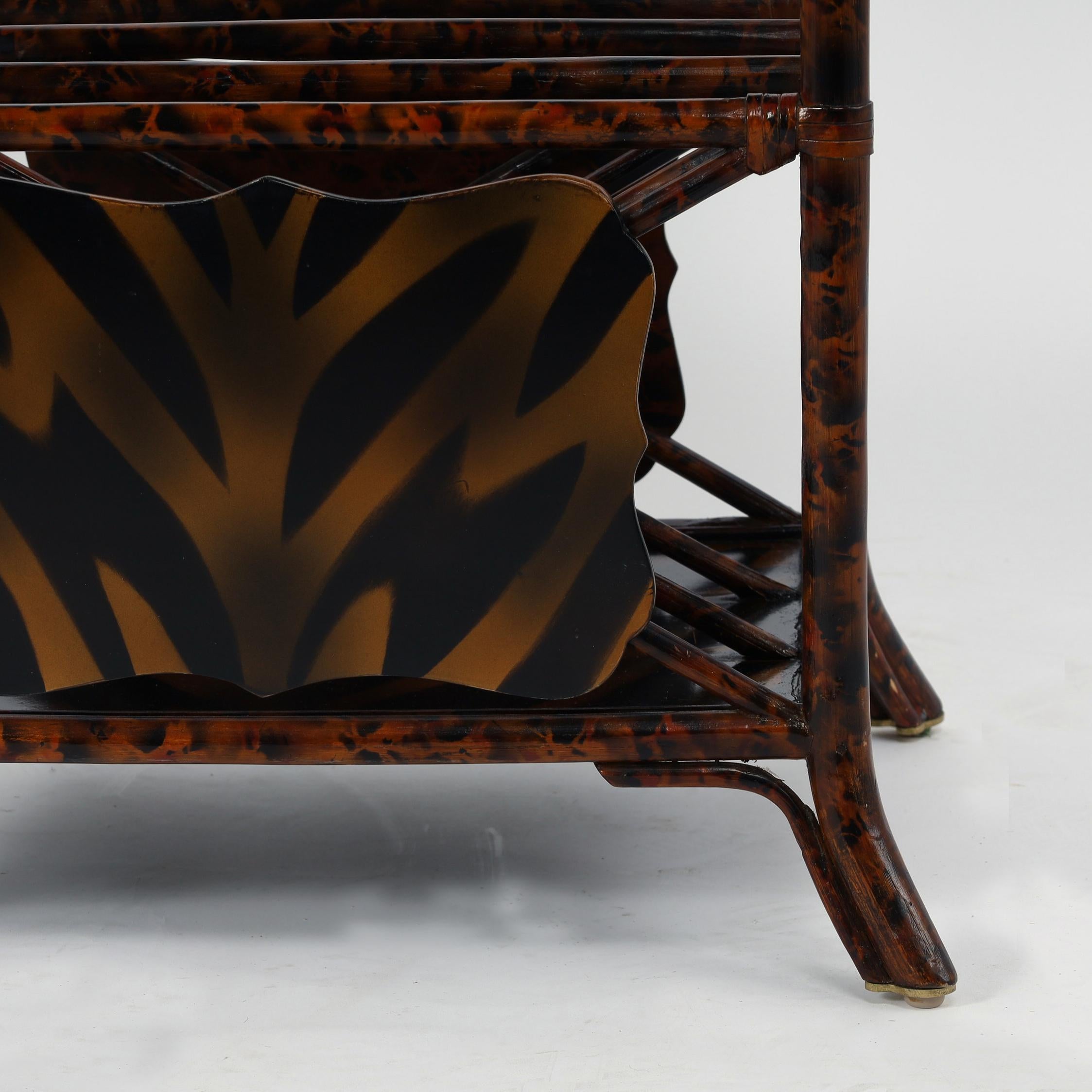 Maitland Smith Stand vintage en faux bambou avec porte-revues en vente 4