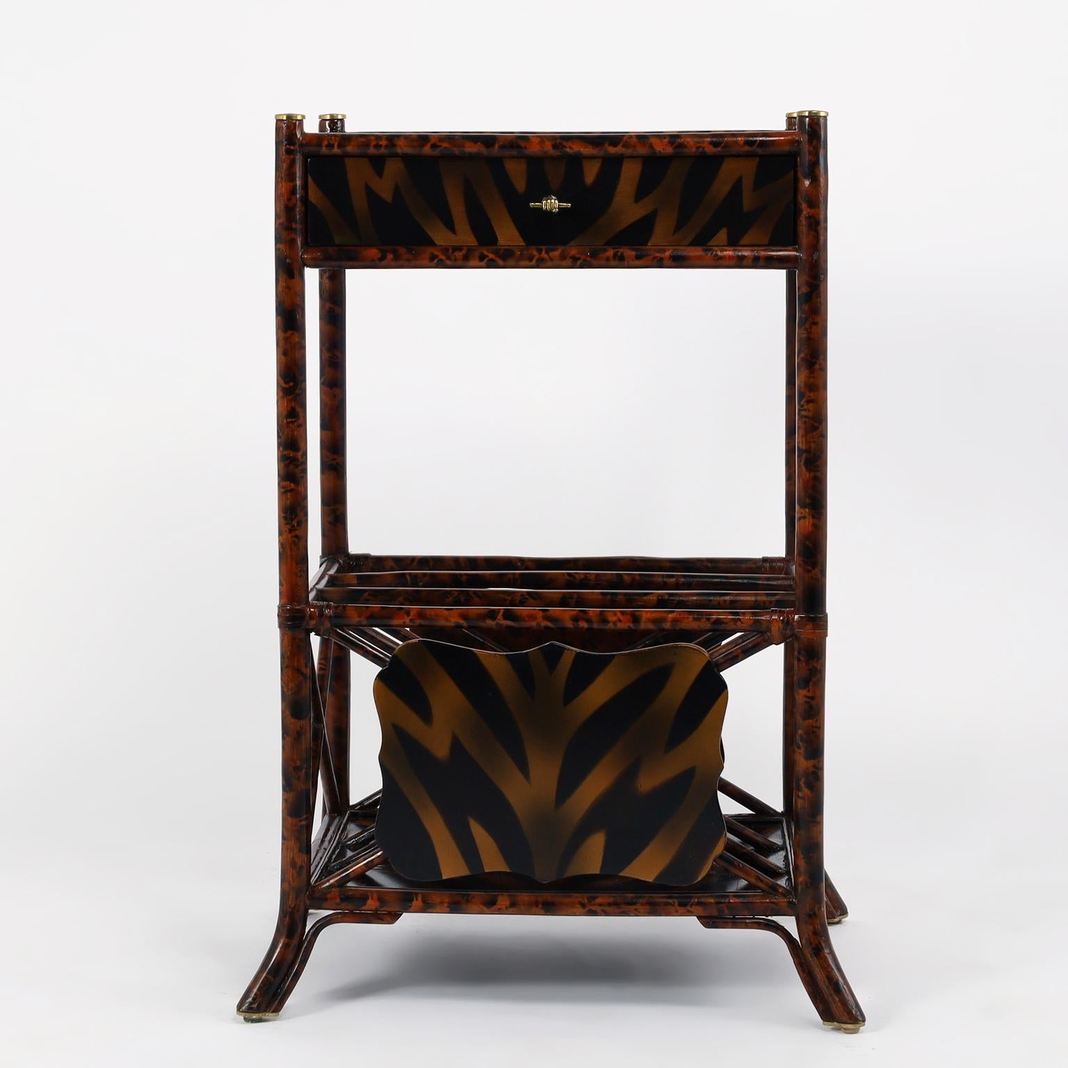 Meuble à un tiroir de style colonial britannique du milieu du siècle, fabriqué à la main avec un cadre en faux bambou brûlé, des capuchons en laiton, des panneaux camouflage jungle sur le dessus et les côtés et un porte-revues inférieur sur des