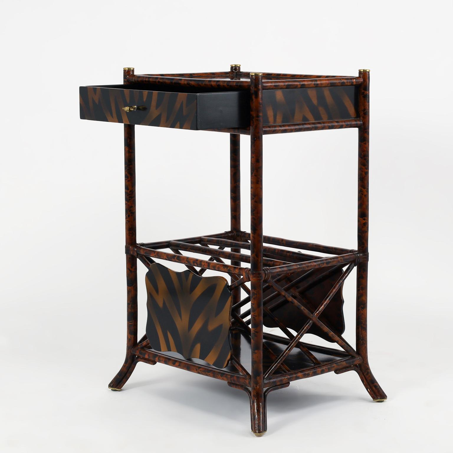 Colonial britannique Maitland Smith Stand vintage en faux bambou avec porte-revues en vente