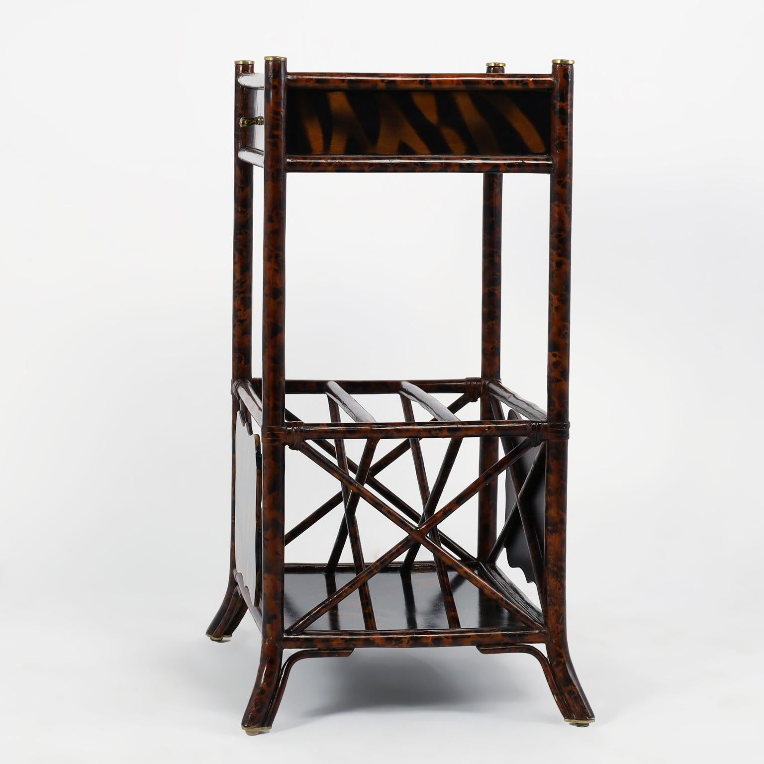 Philippin Maitland Smith Stand vintage en faux bambou avec porte-revues en vente