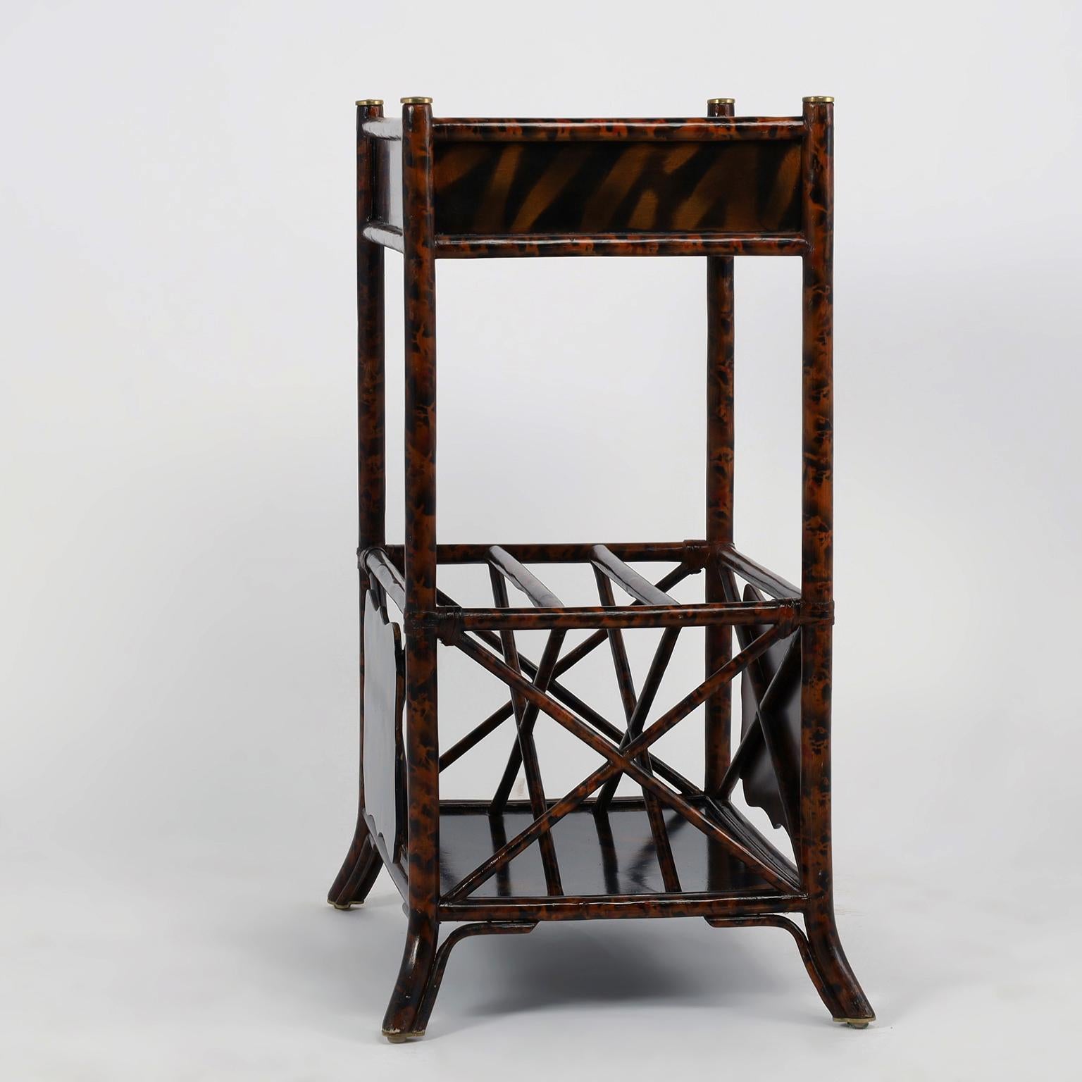 Fait main Maitland Smith Stand vintage en faux bambou avec porte-revues en vente