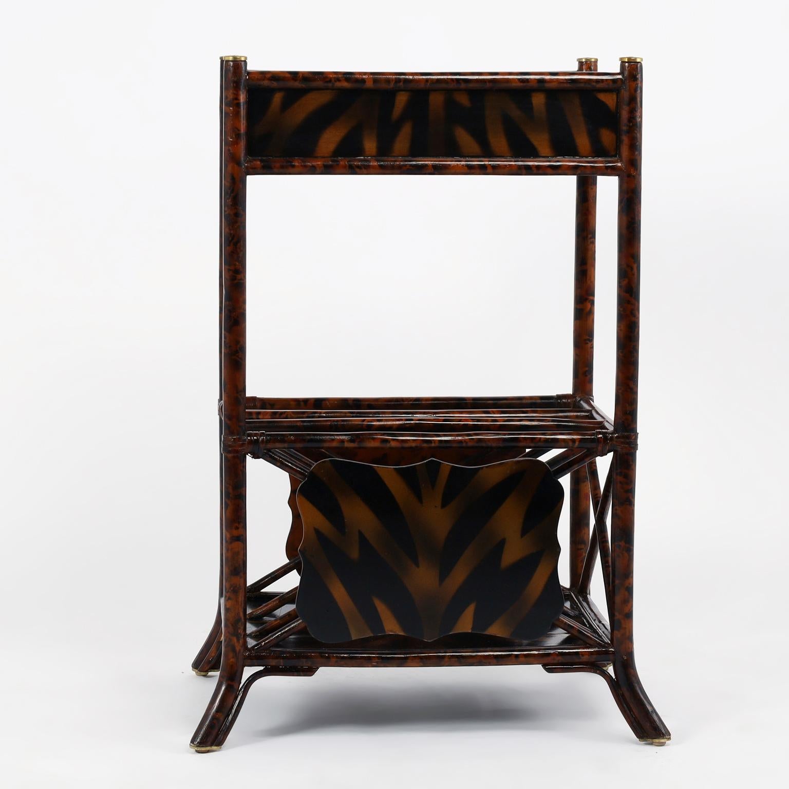 Maitland Smith Stand vintage en faux bambou avec porte-revues Bon état - En vente à Palm Beach, FL