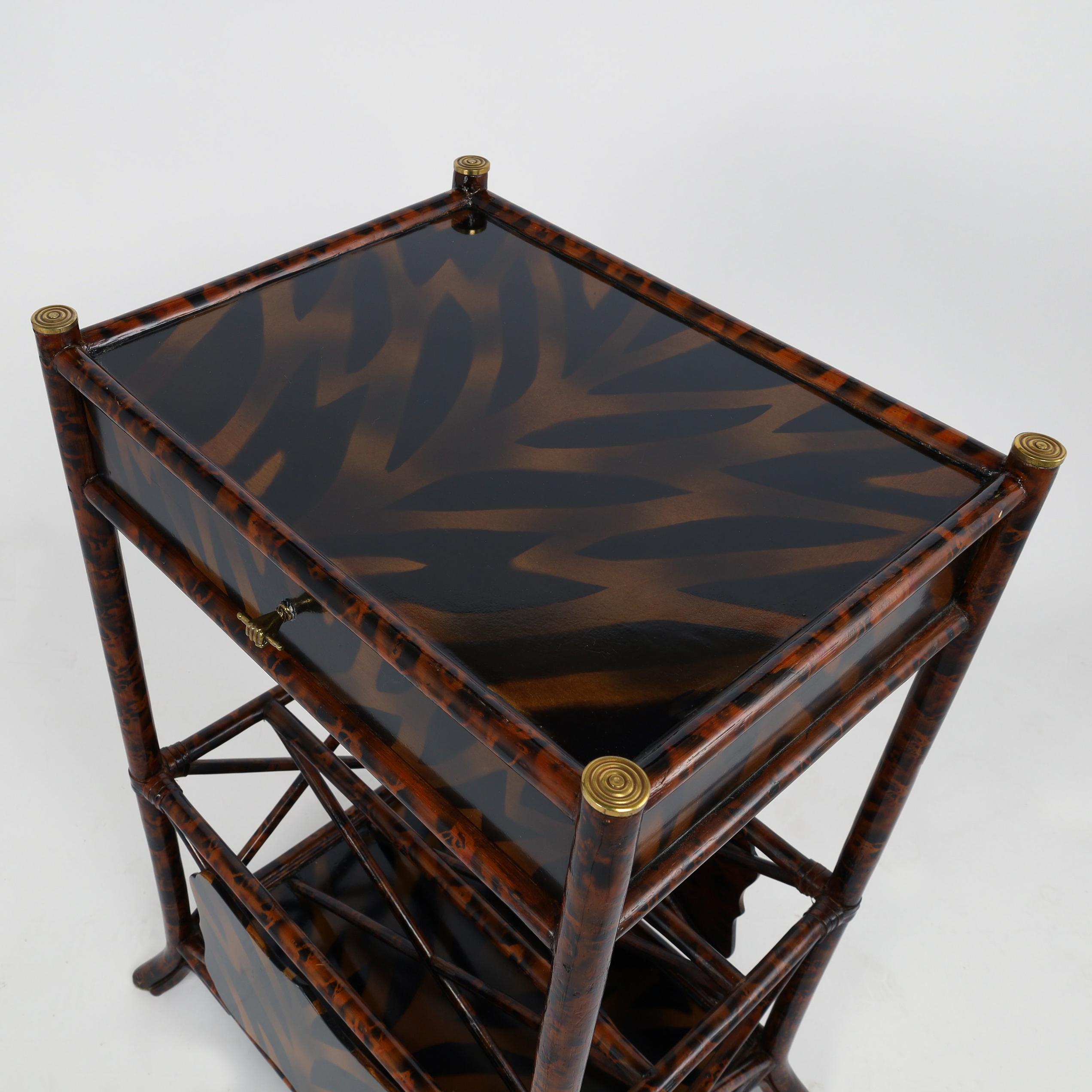 20ième siècle Maitland Smith Stand vintage en faux bambou avec porte-revues en vente